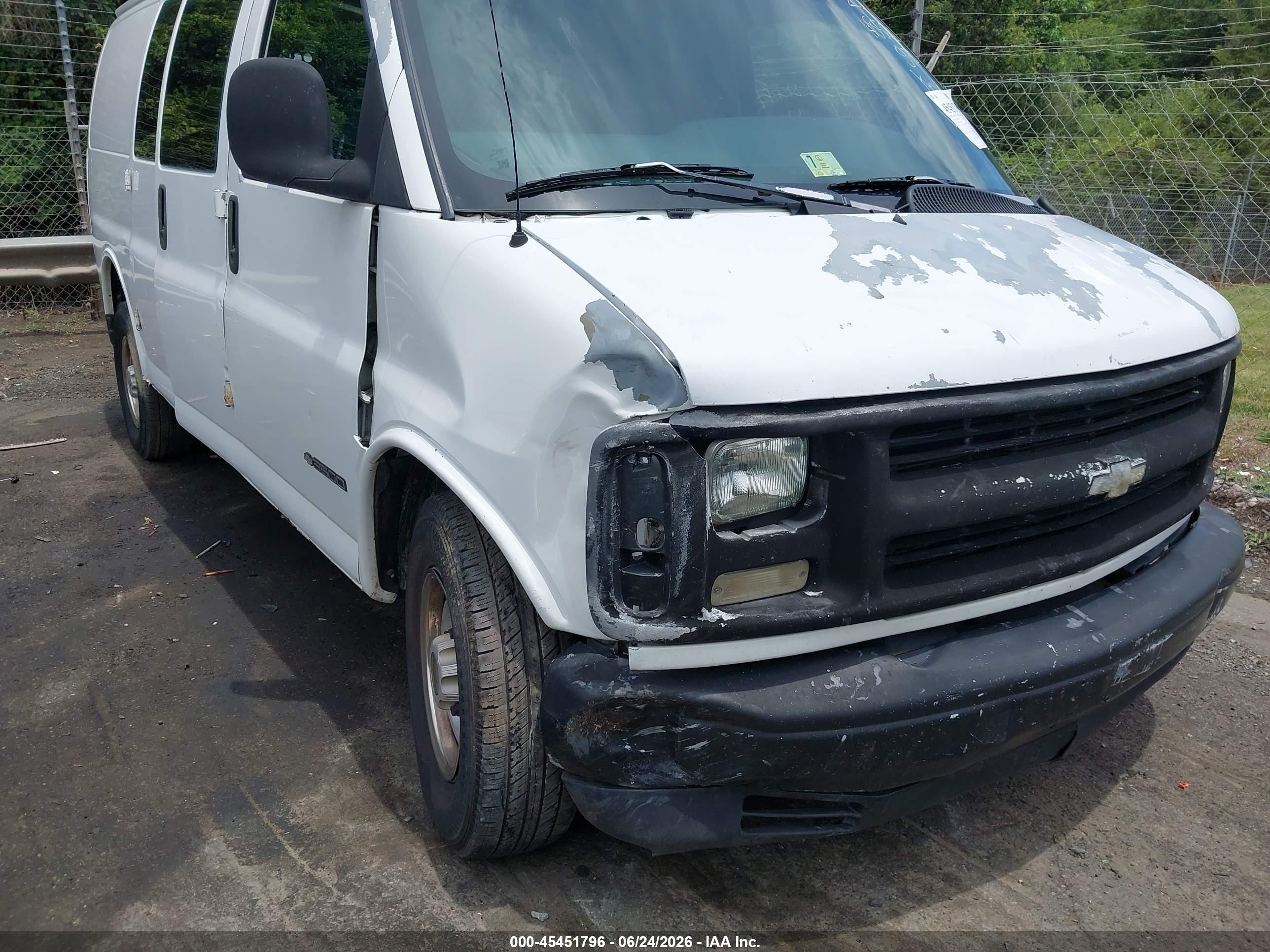 2000 Chevrolet Express   White vin: 1GCHG35R2Y1167490