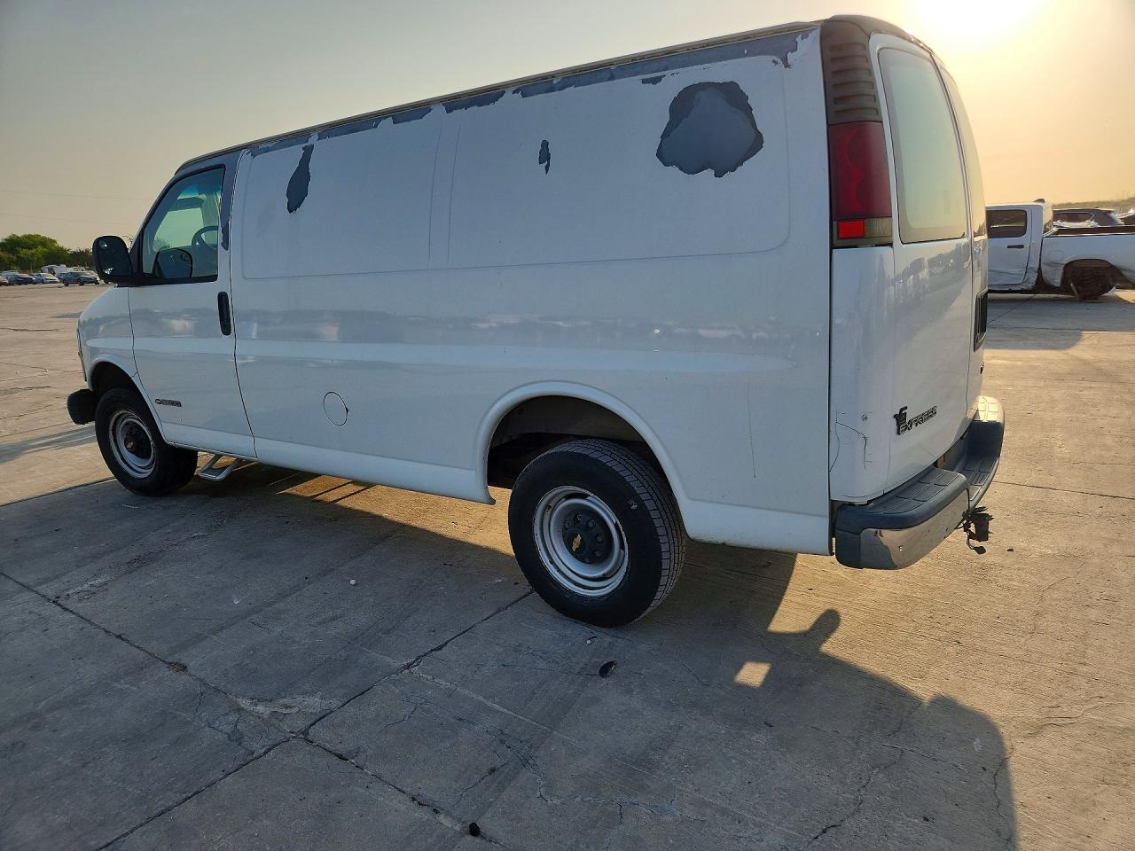 2002 Chevrolet Express G3500 White vin: 1GCHG35R321175282