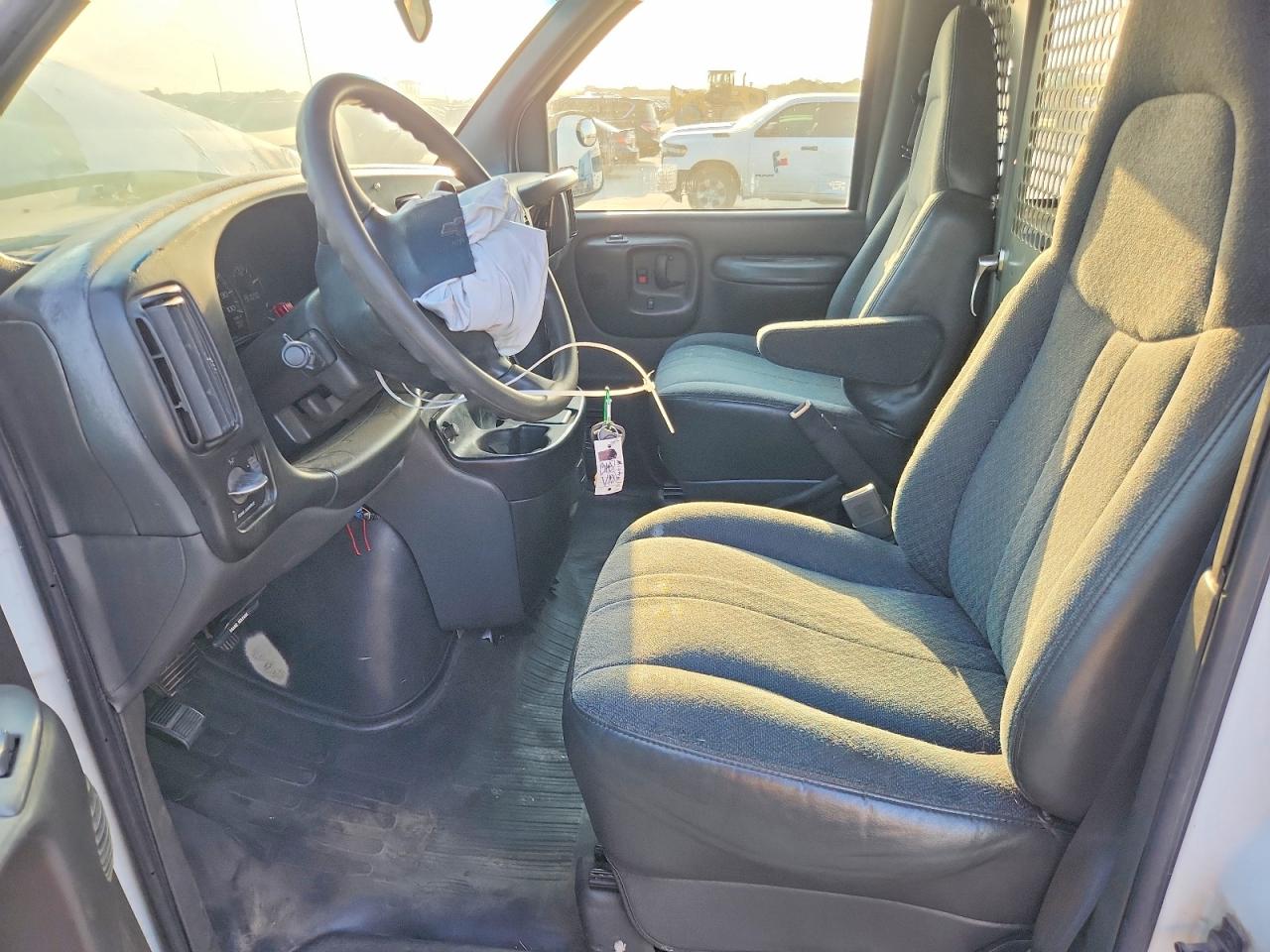 2002 Chevrolet Express G3500 White vin: 1GCHG35R321175282