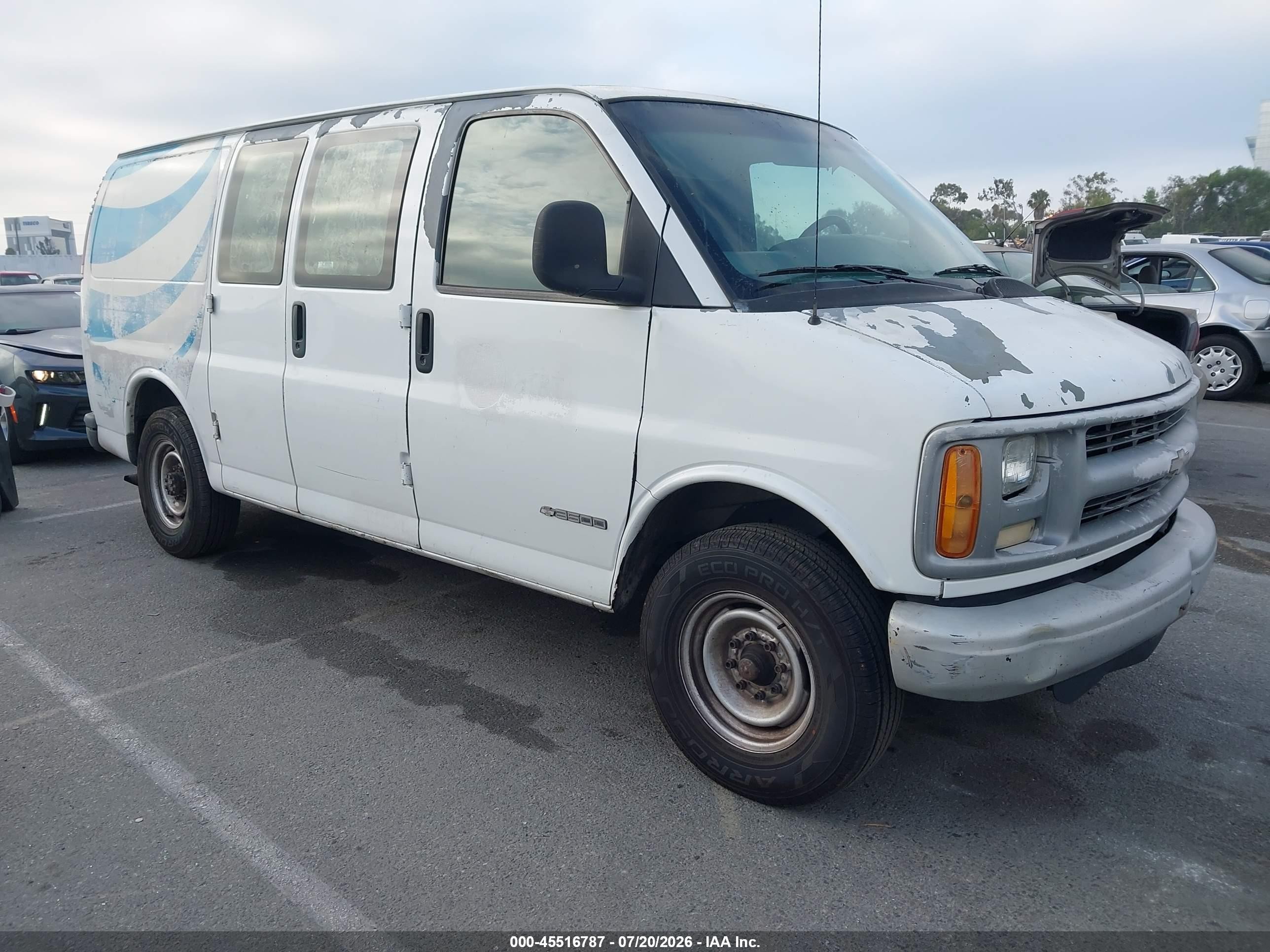 2001 Chevrolet Express   White vin: 1GCHG35R411169117