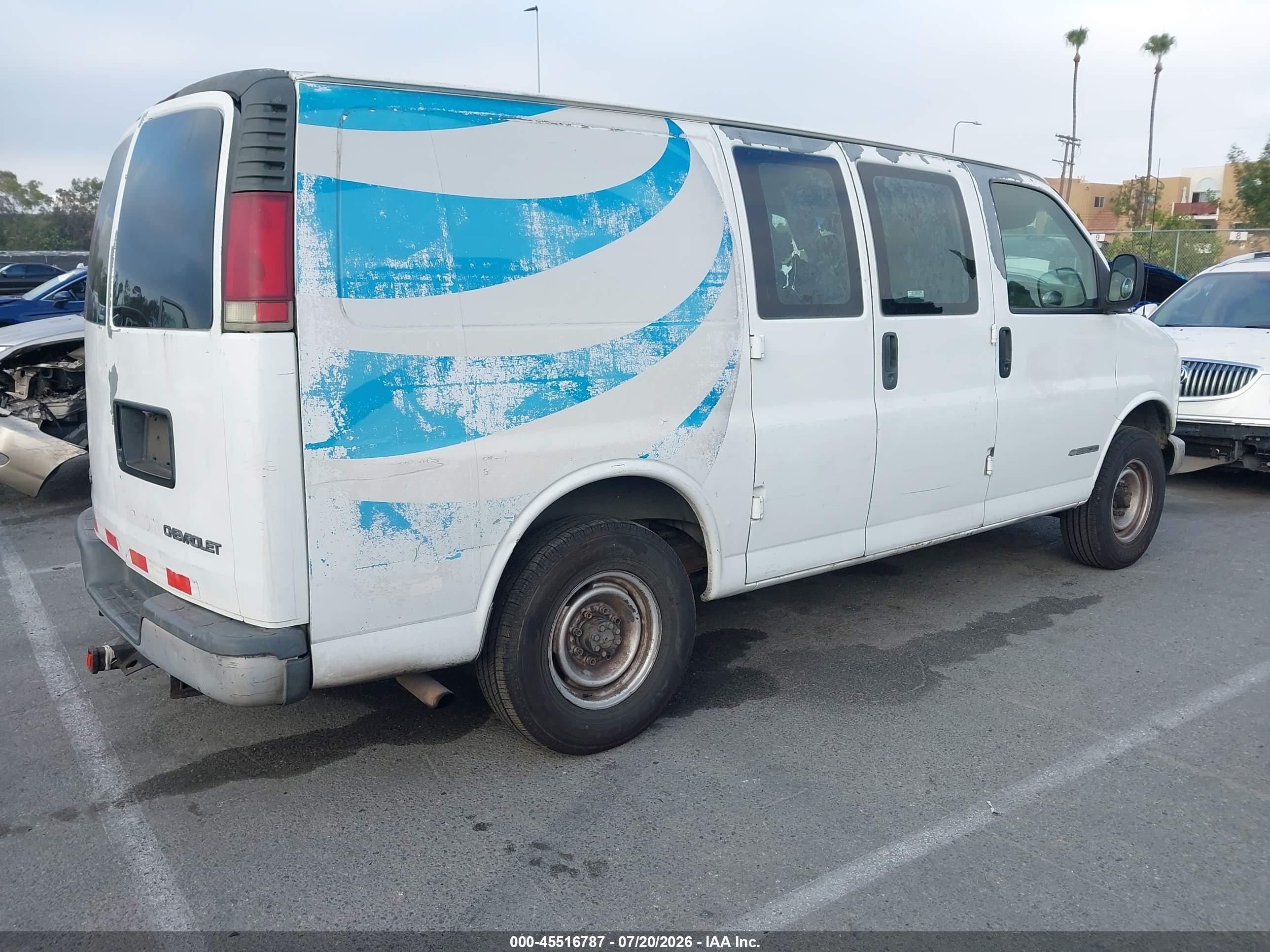 2001 Chevrolet Express   White vin: 1GCHG35R411169117