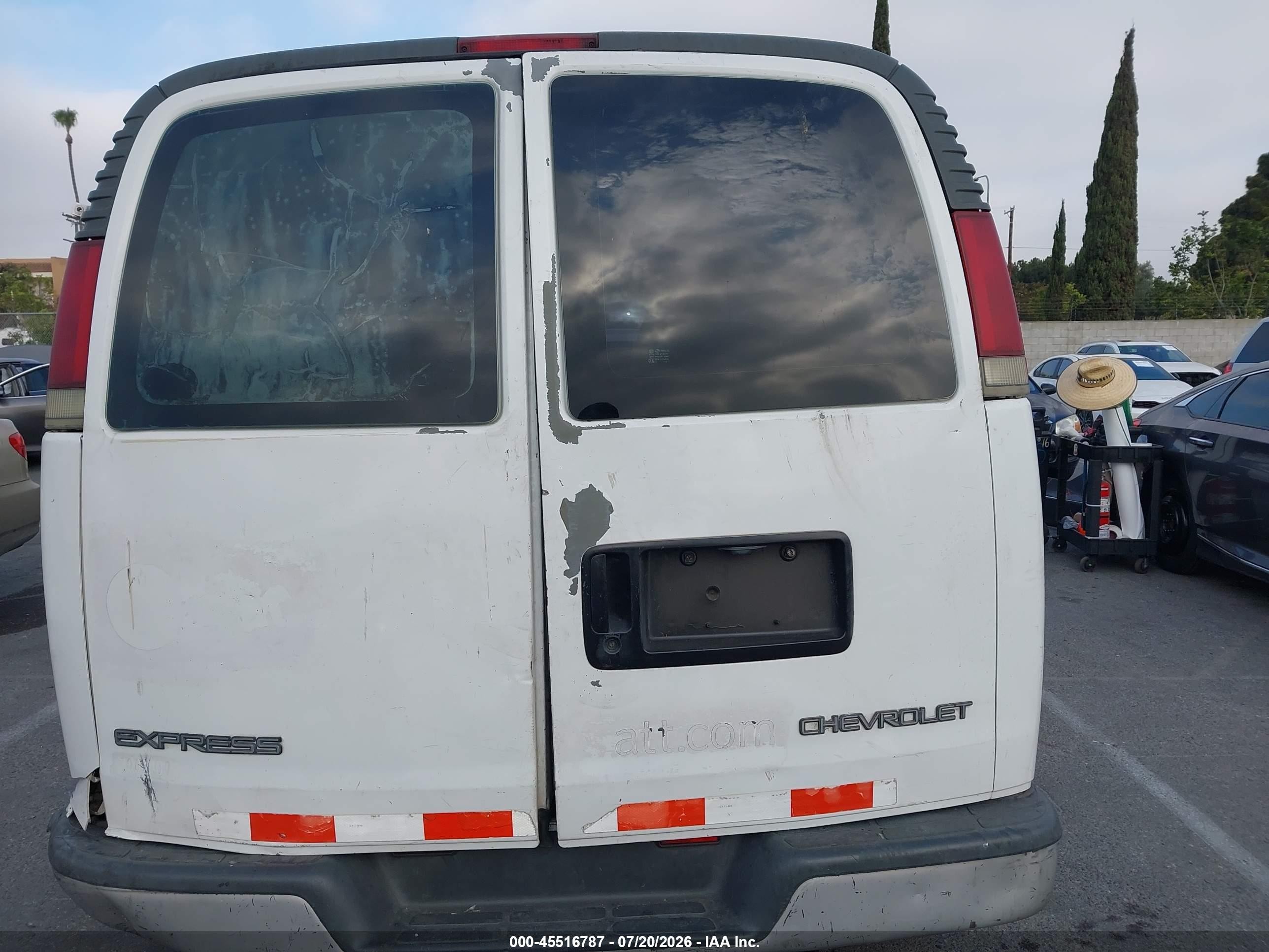 2001 Chevrolet Express   White vin: 1GCHG35R411169117