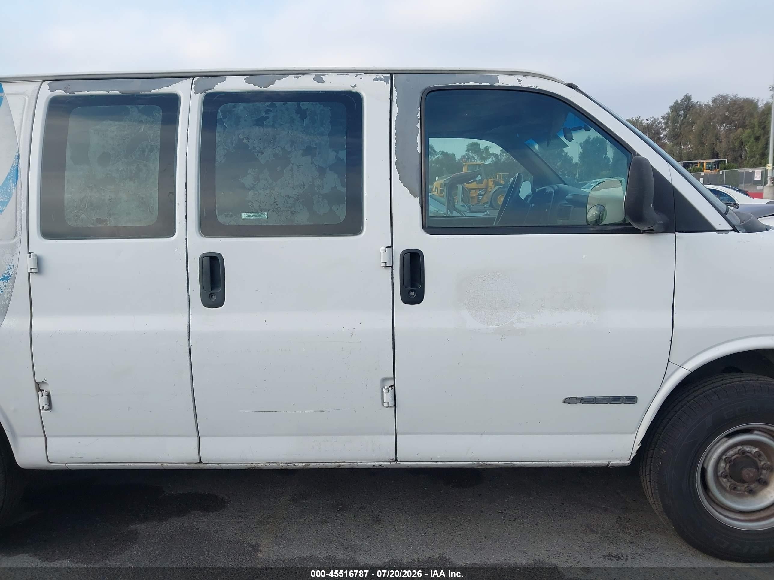 2001 Chevrolet Express   White vin: 1GCHG35R411169117