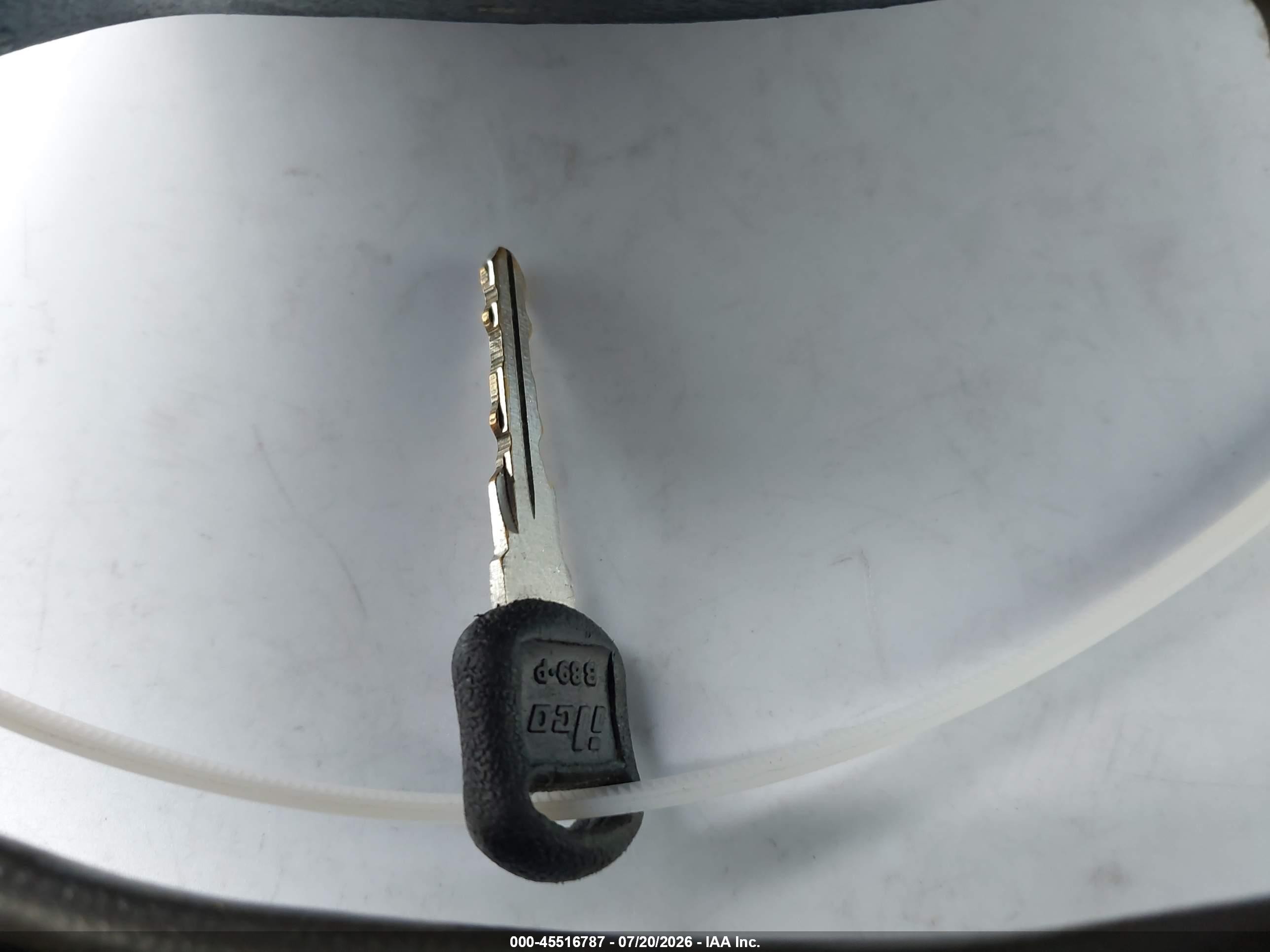 2001 Chevrolet Express   White vin: 1GCHG35R411169117