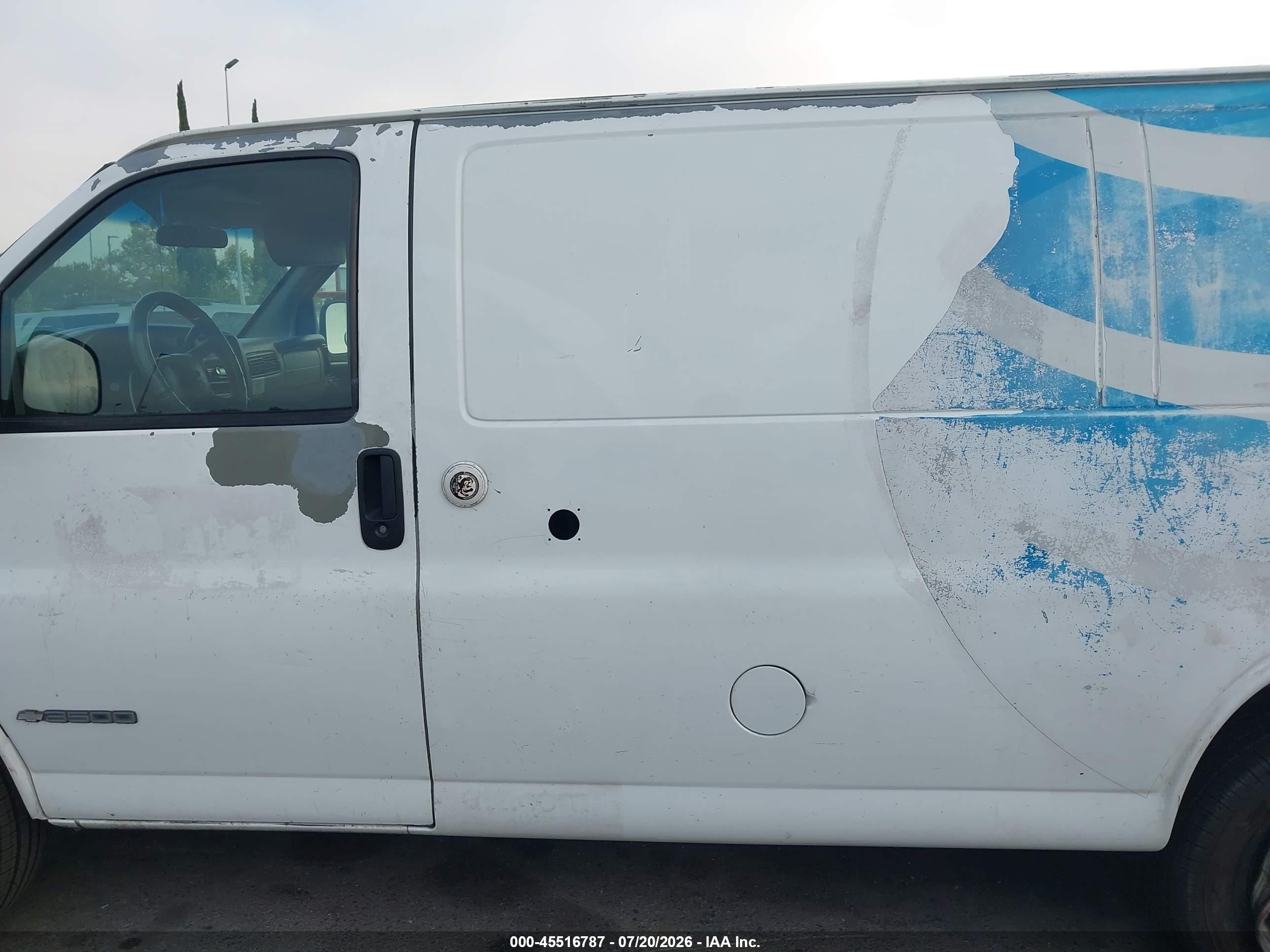2001 Chevrolet Express   White vin: 1GCHG35R411169117