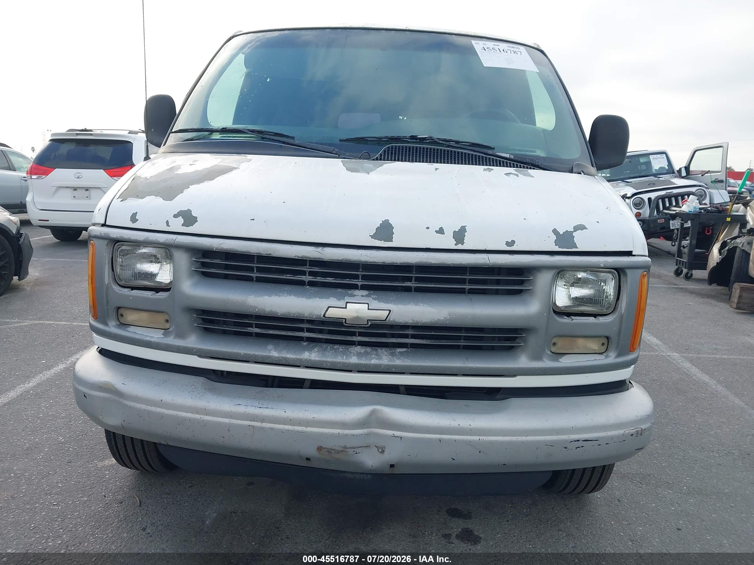 2001 Chevrolet Express   White vin: 1GCHG35R411169117