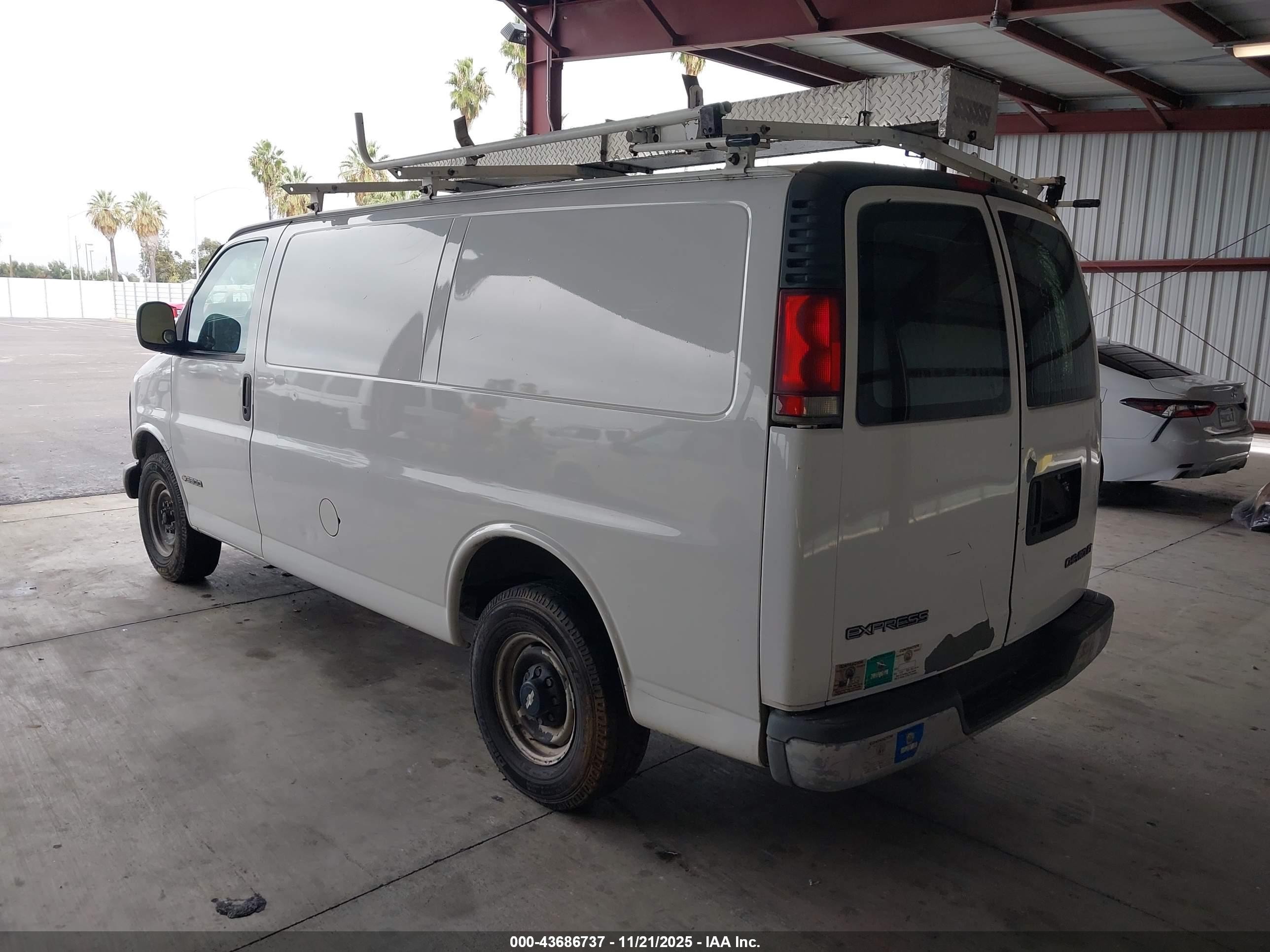 1999 Chevrolet Express   White vin: 1GCHG35R5X1005237