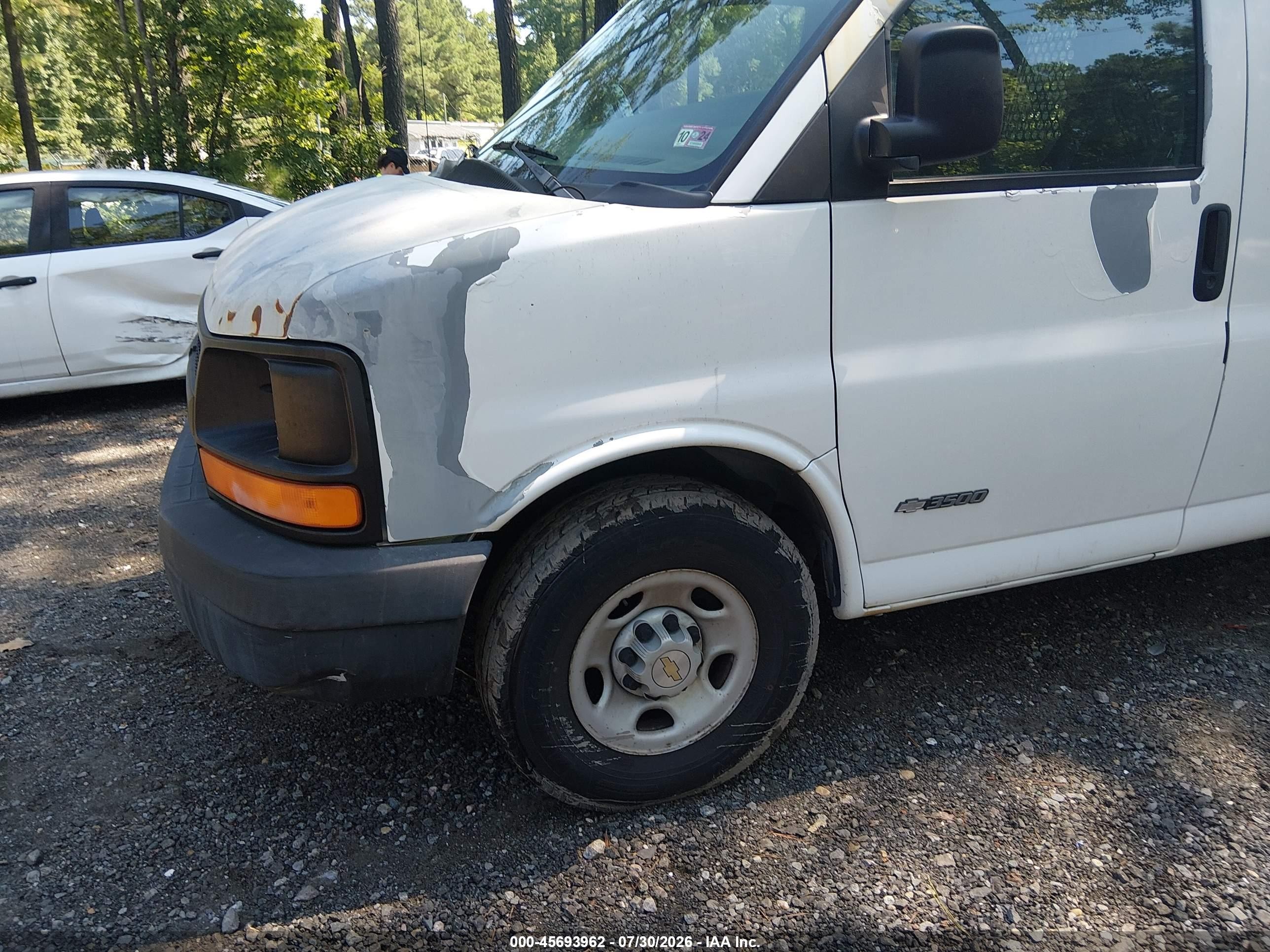 2004 Chevrolet Express   White vin: 1GCHG35U241136027