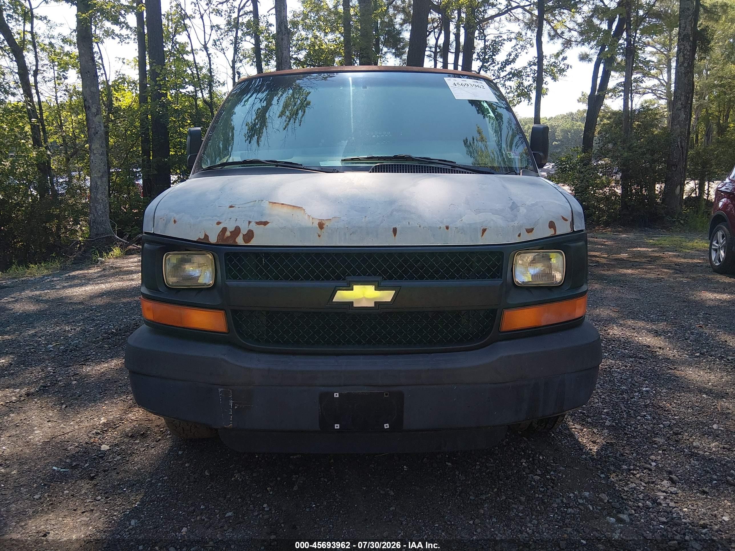 2004 Chevrolet Express   White vin: 1GCHG35U241136027