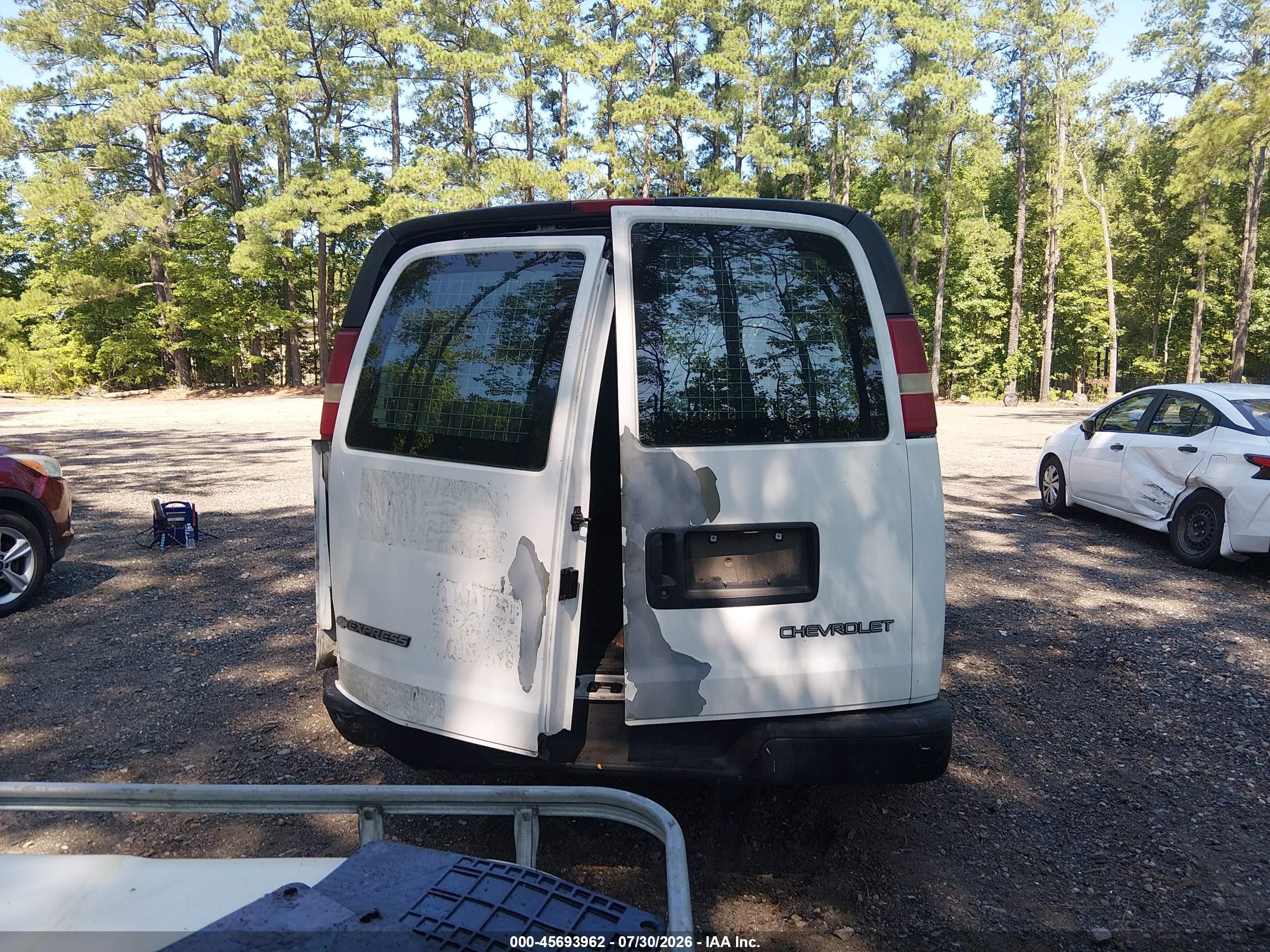 2004 Chevrolet Express   White vin: 1GCHG35U241136027
