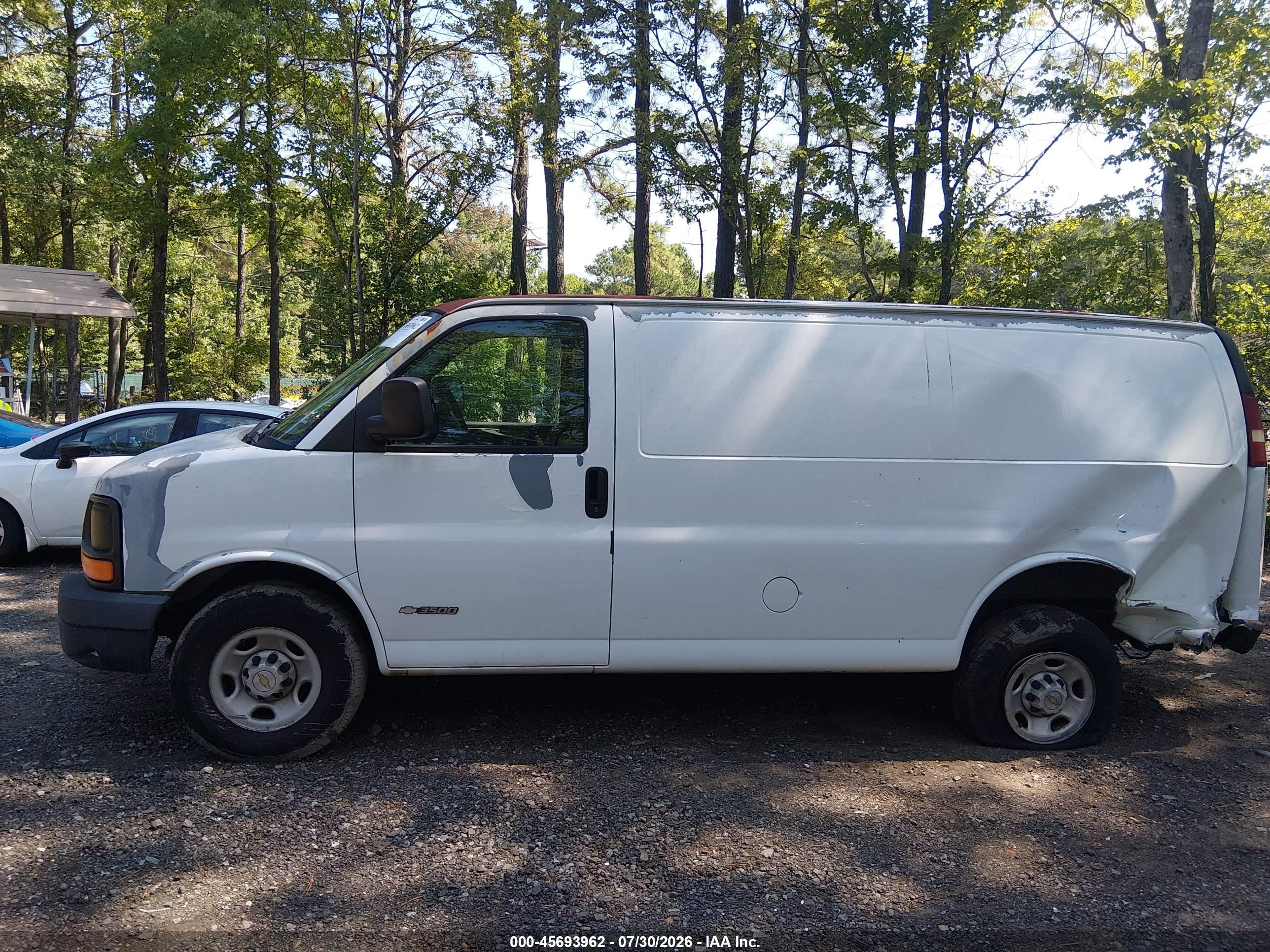 2004 Chevrolet Express   White vin: 1GCHG35U241136027