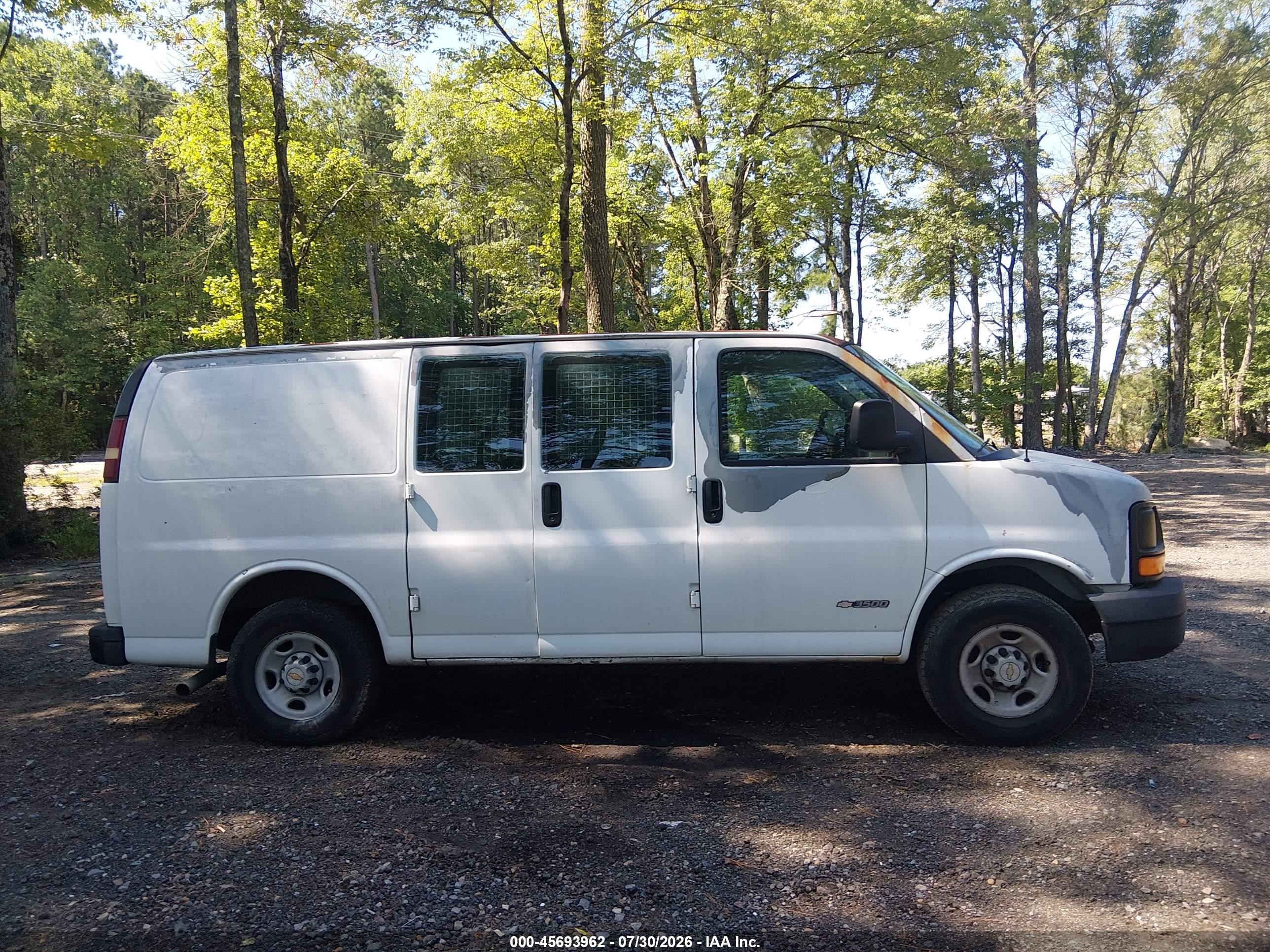 2004 Chevrolet Express   White vin: 1GCHG35U241136027