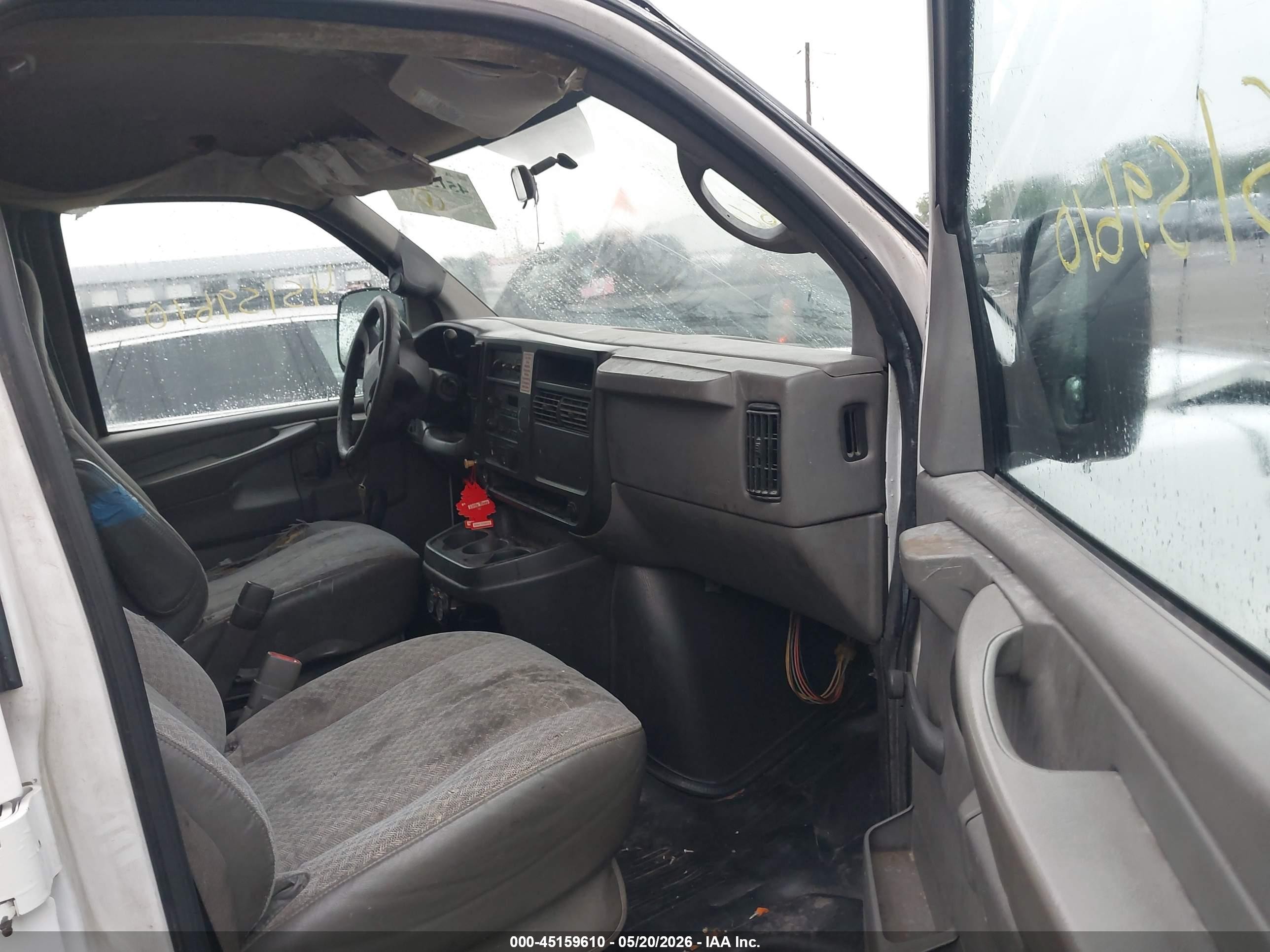 2005 Chevrolet Express   White vin: 1GCHG35U351225316