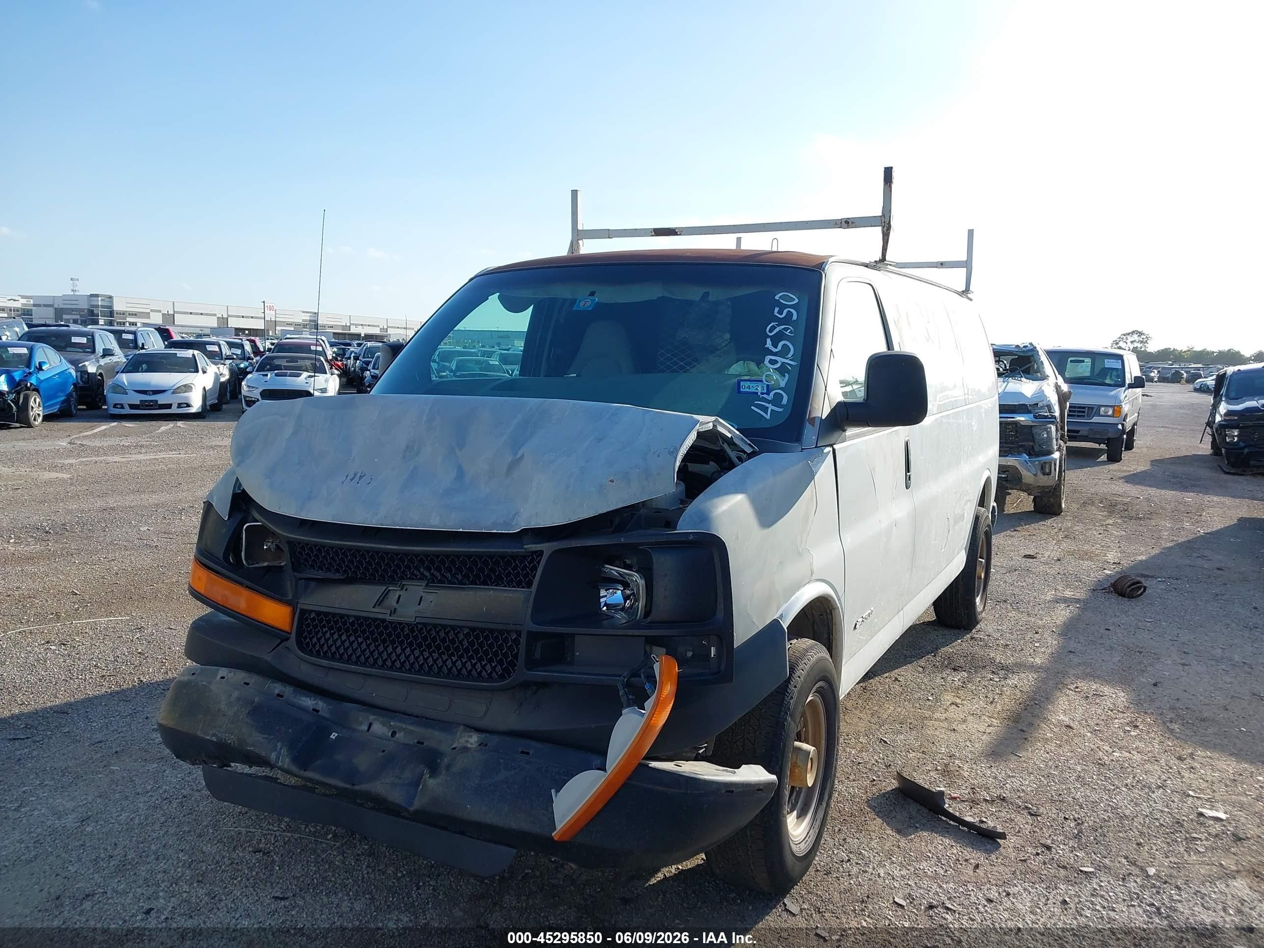 2003 Chevrolet Express White vin: 1GCHG35U631191000