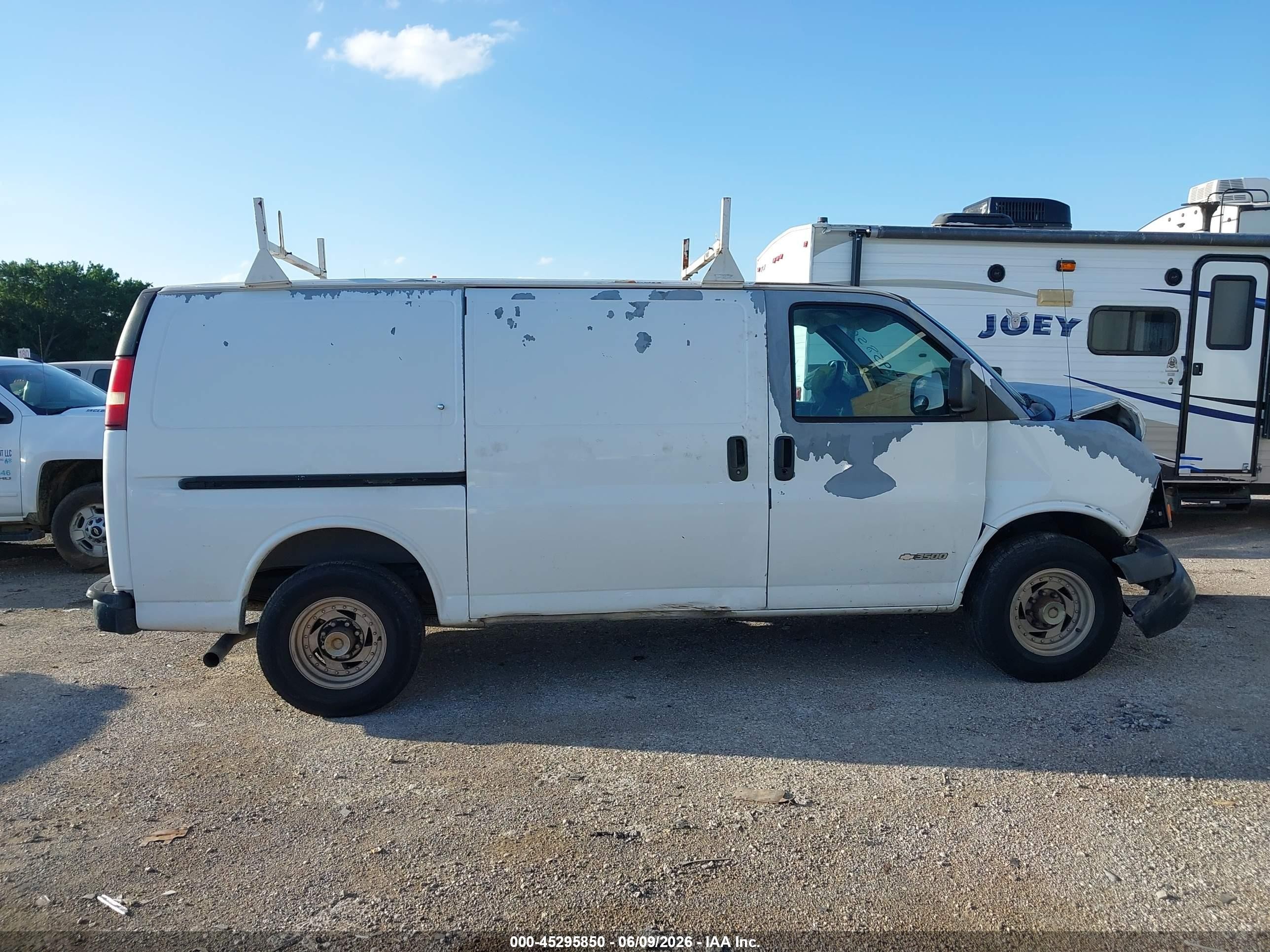 2003 Chevrolet Express White vin: 1GCHG35U631191000