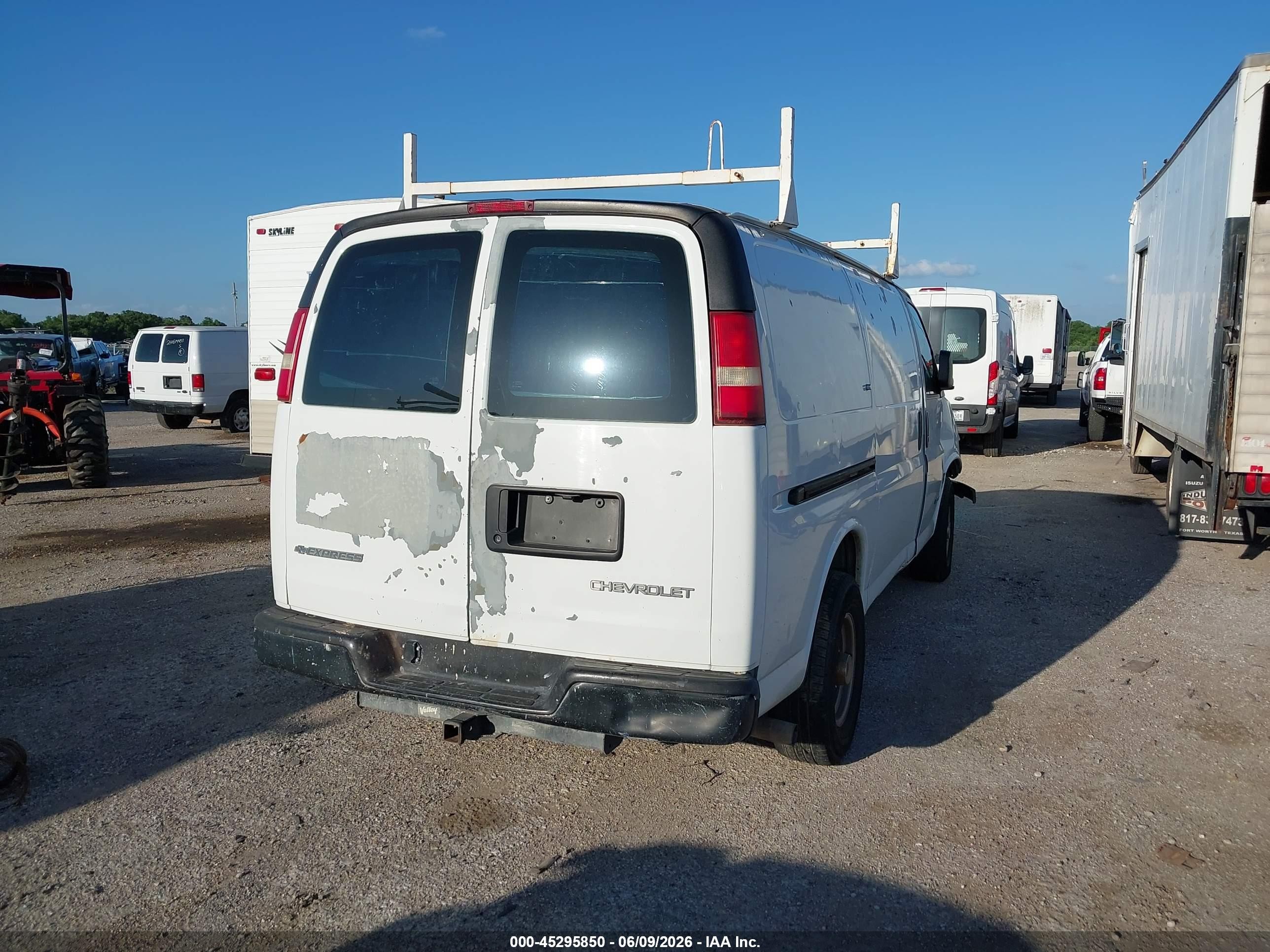 2003 Chevrolet Express White vin: 1GCHG35U631191000