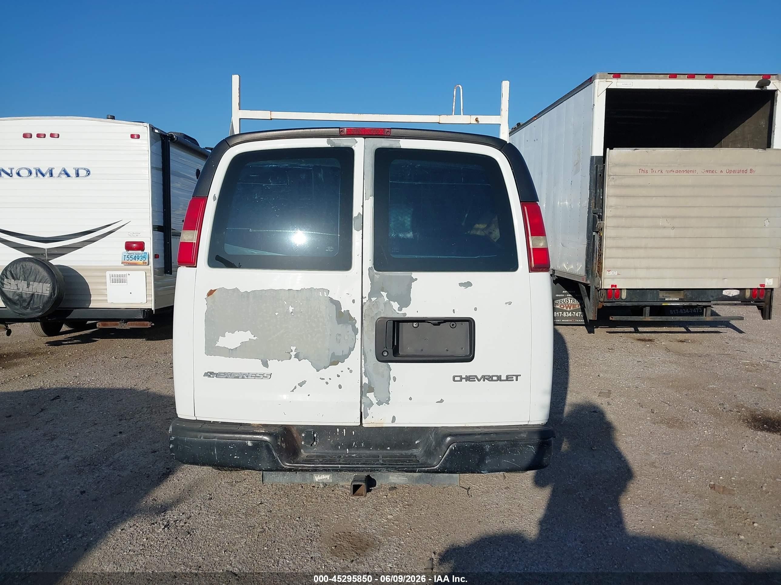 2003 Chevrolet Express White vin: 1GCHG35U631191000