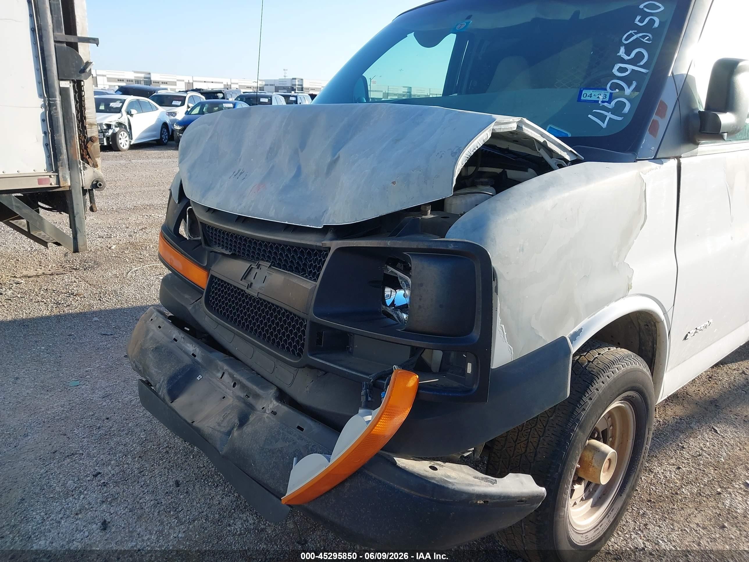 2003 Chevrolet Express White vin: 1GCHG35U631191000