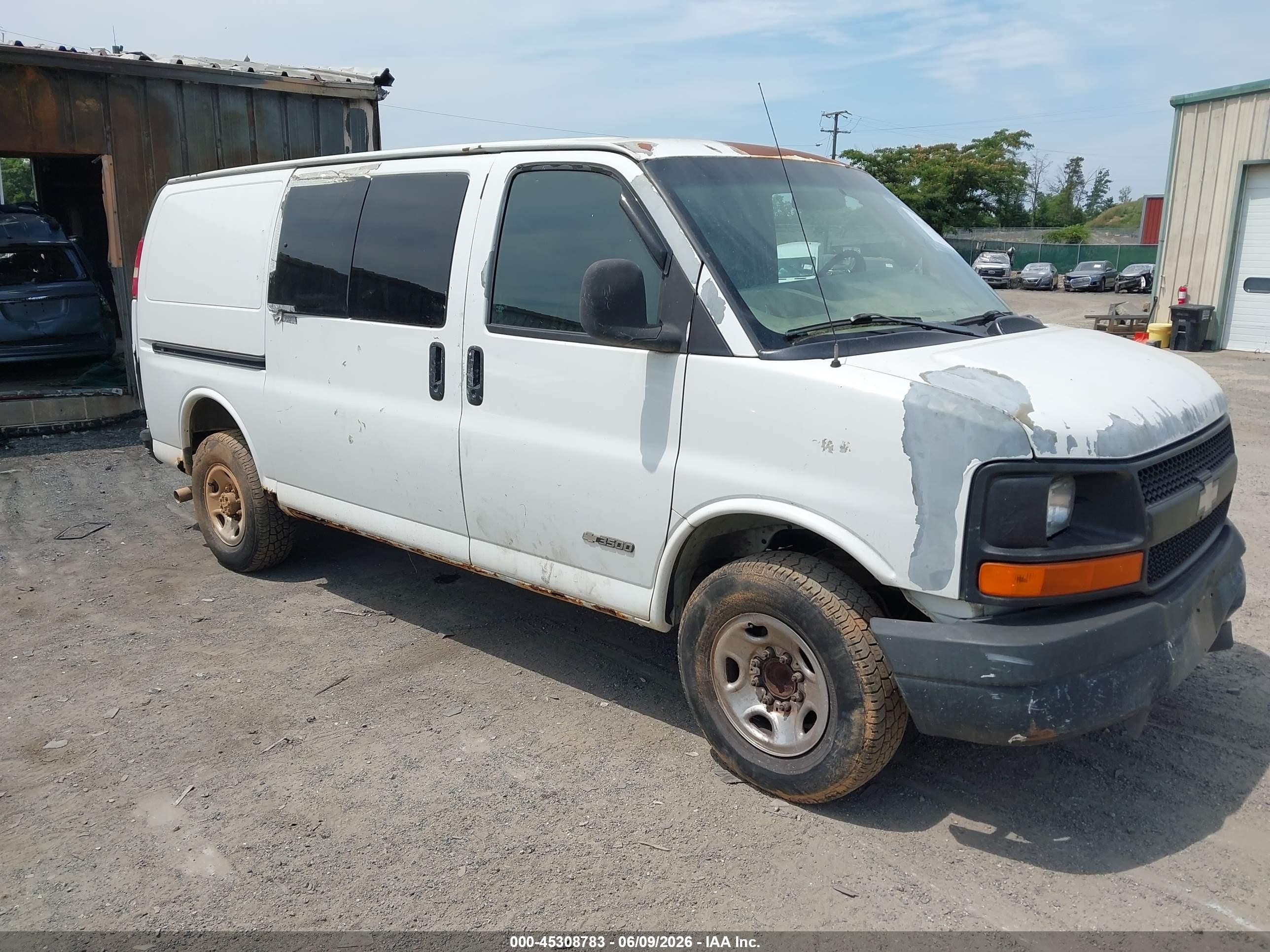 2004 Chevrolet Express   White vin: 1GCHG35U641141196
