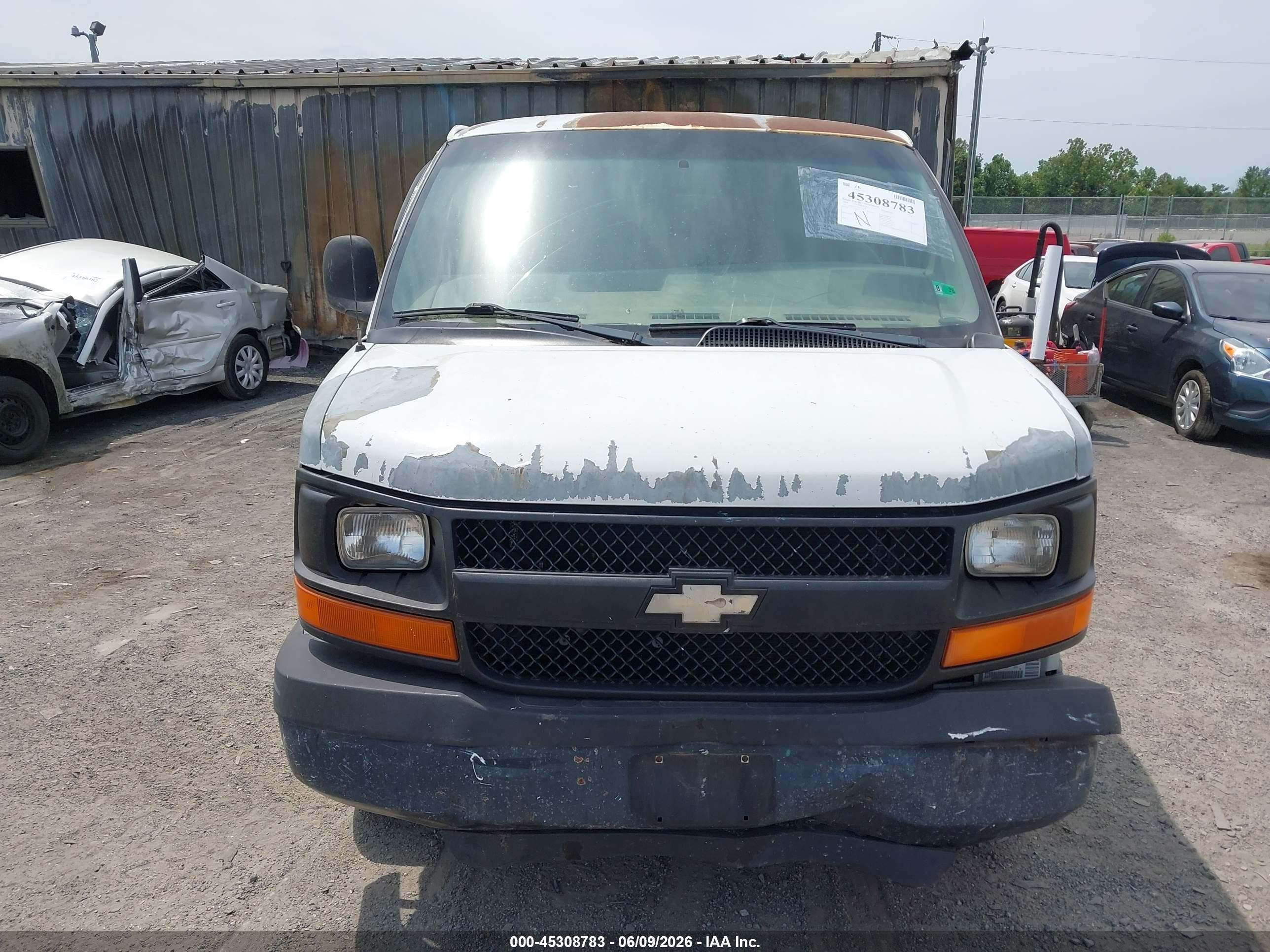 2004 Chevrolet Express   White vin: 1GCHG35U641141196