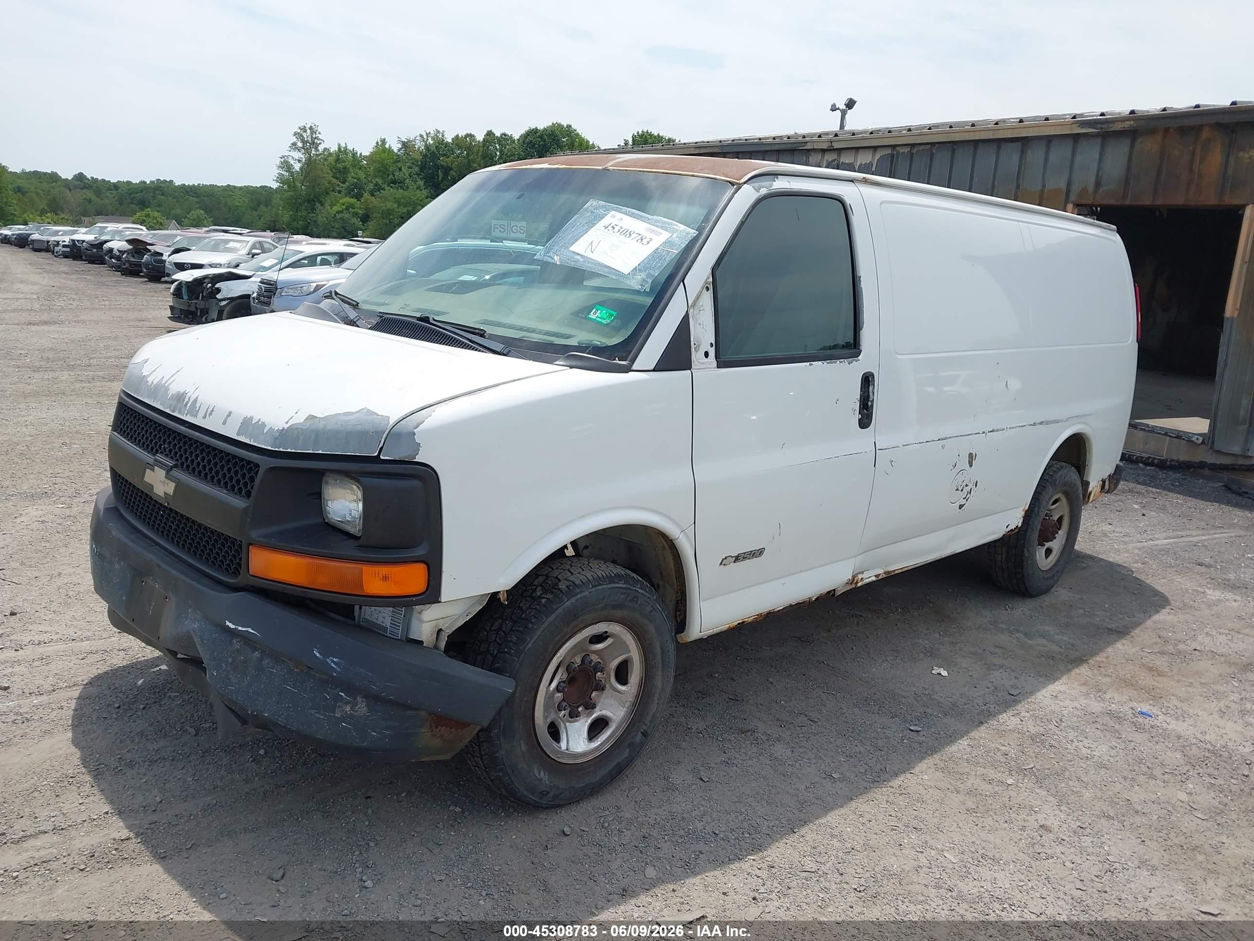 2004 Chevrolet Express   White vin: 1GCHG35U641141196