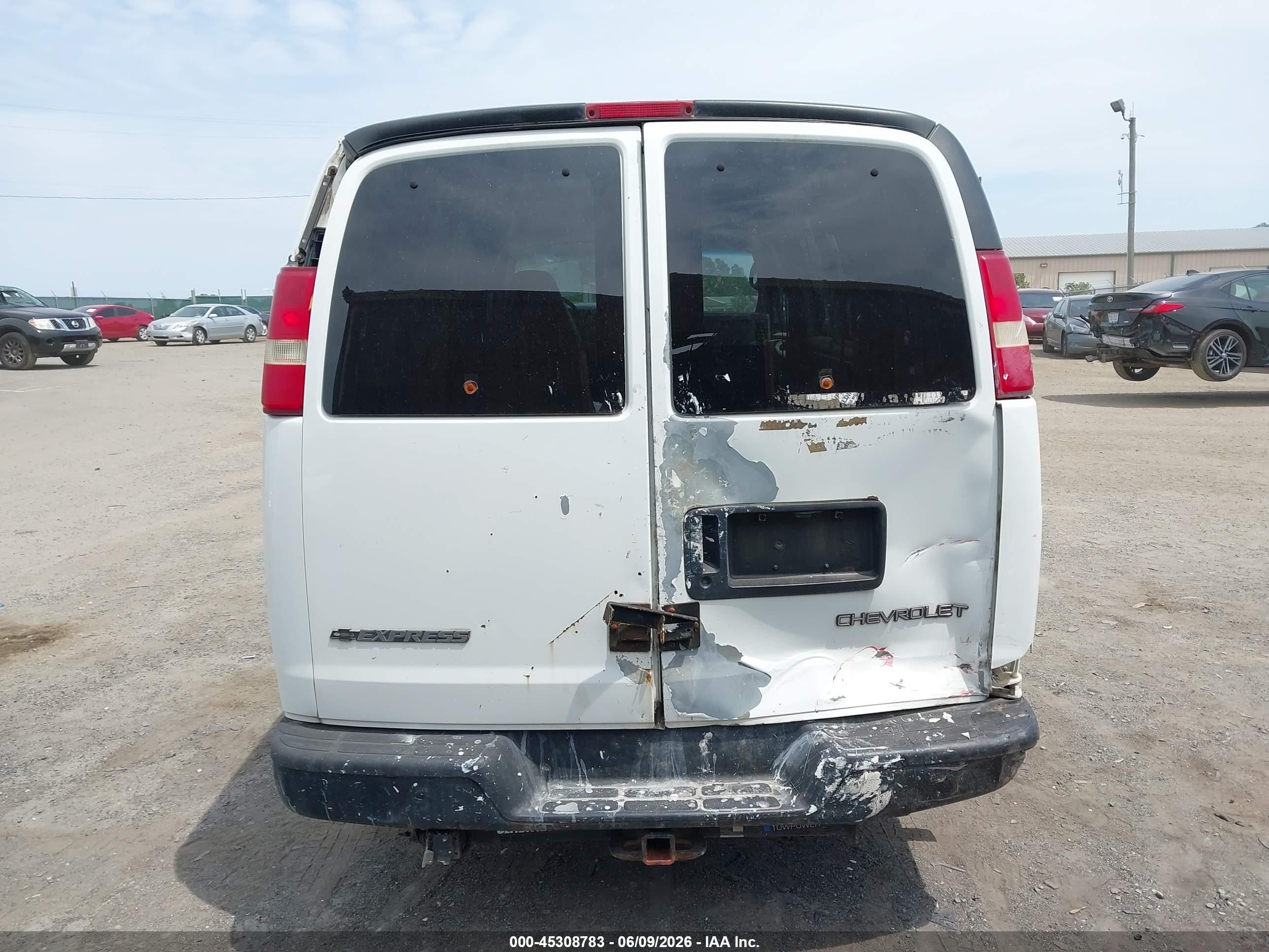2004 Chevrolet Express   White vin: 1GCHG35U641141196