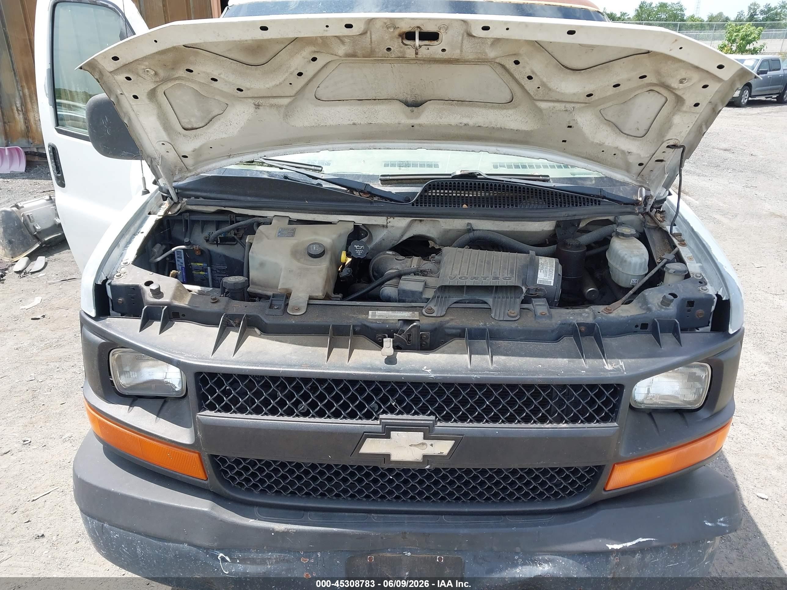 2004 Chevrolet Express   White vin: 1GCHG35U641141196