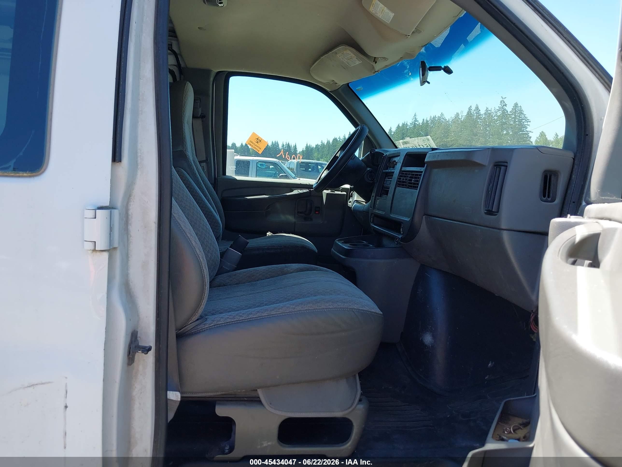 2003 Chevrolet Express   White vin: 1GCHG35U731144560