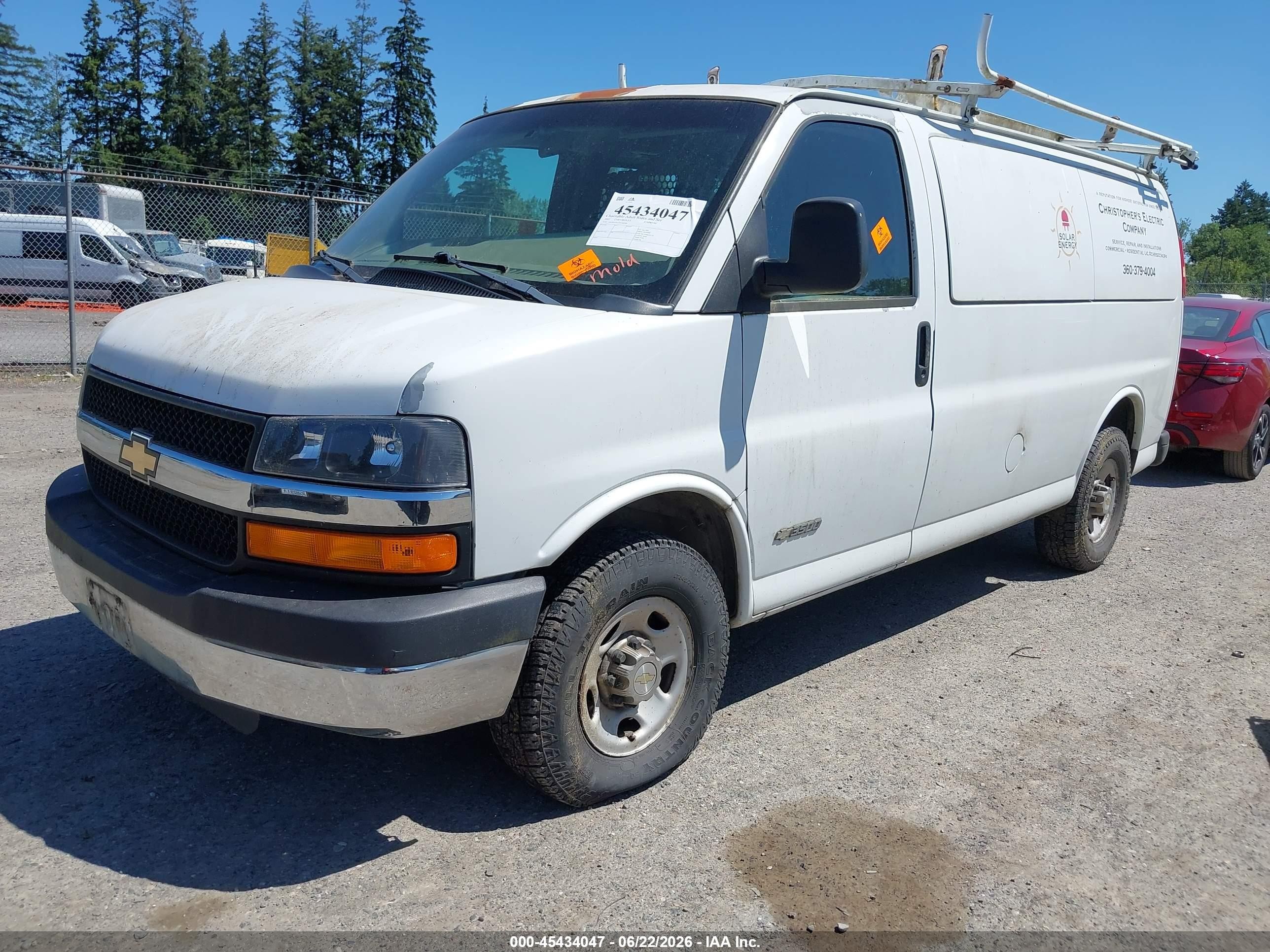 2003 Chevrolet Express   White vin: 1GCHG35U731144560