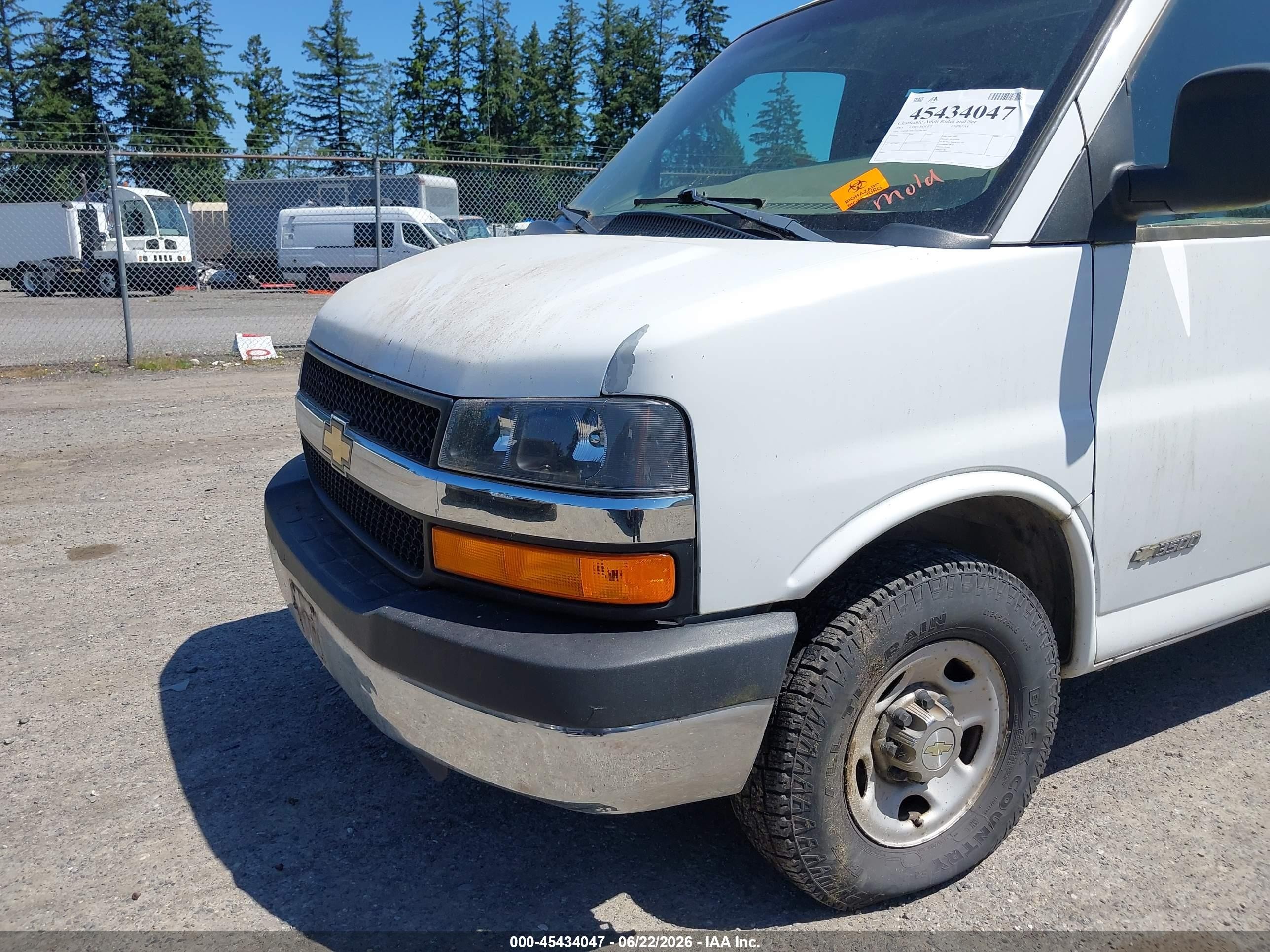 2003 Chevrolet Express   White vin: 1GCHG35U731144560