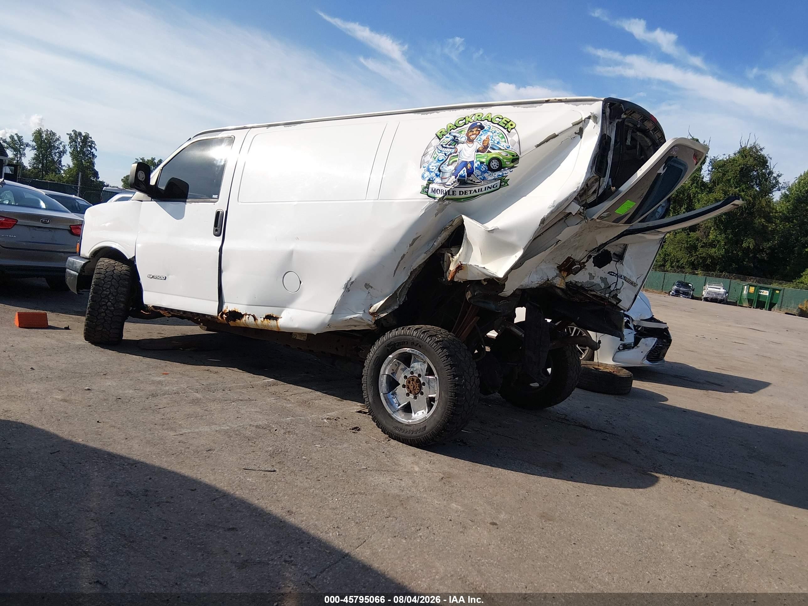 2003 Chevrolet Express   White vin: 1GCHG35U831118050