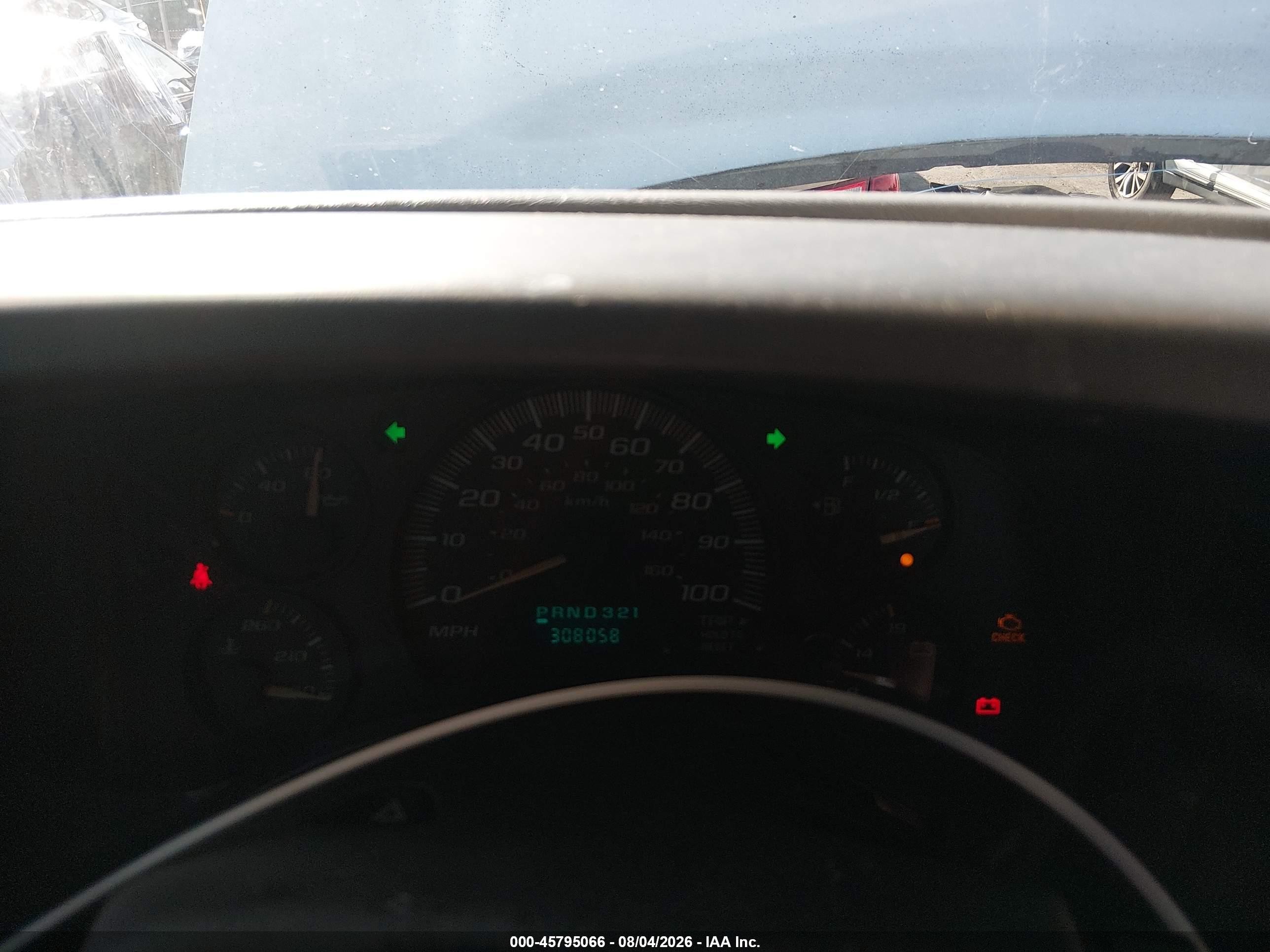 2003 Chevrolet Express   White vin: 1GCHG35U831118050