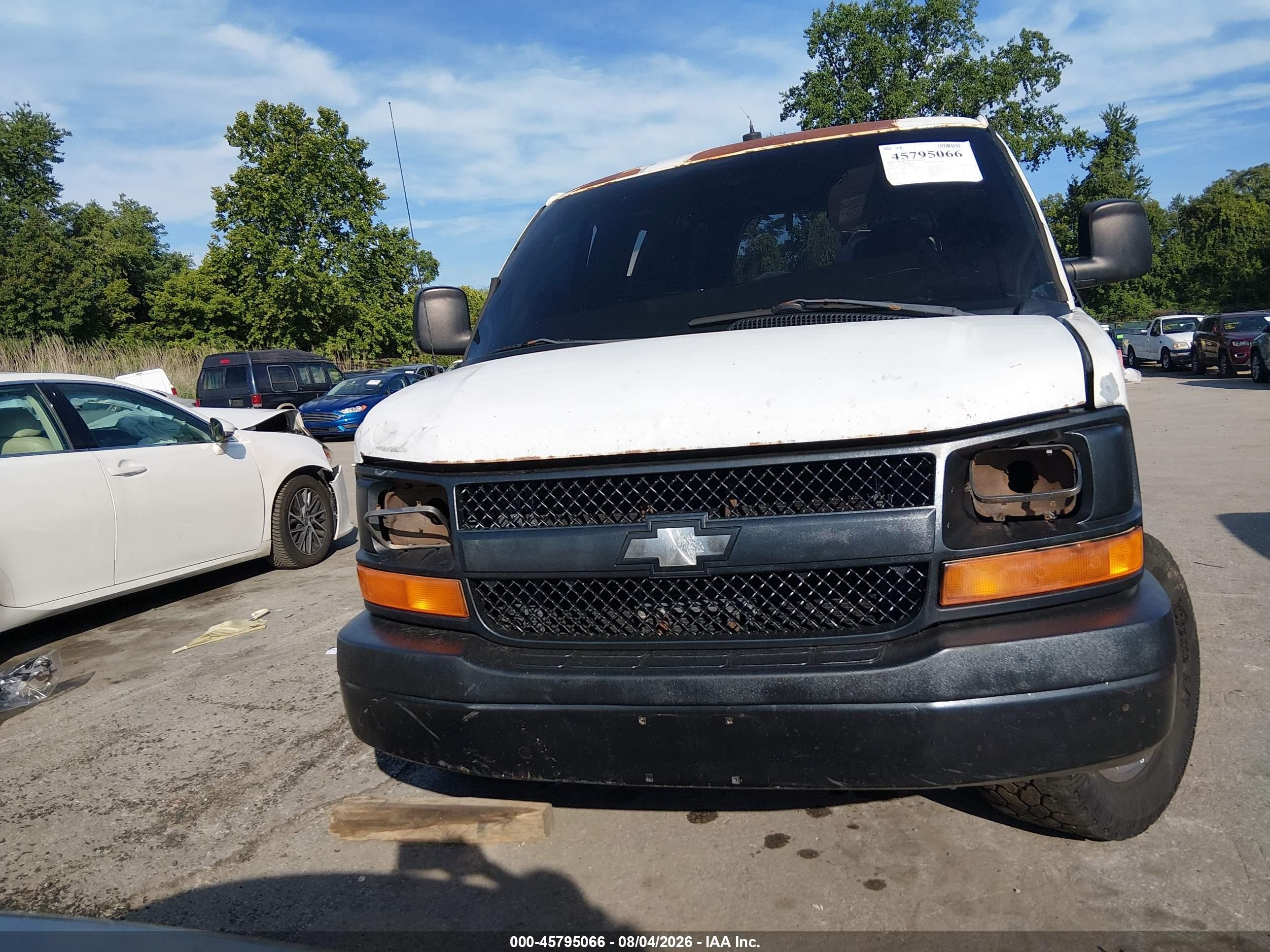 2003 Chevrolet Express   White vin: 1GCHG35U831118050