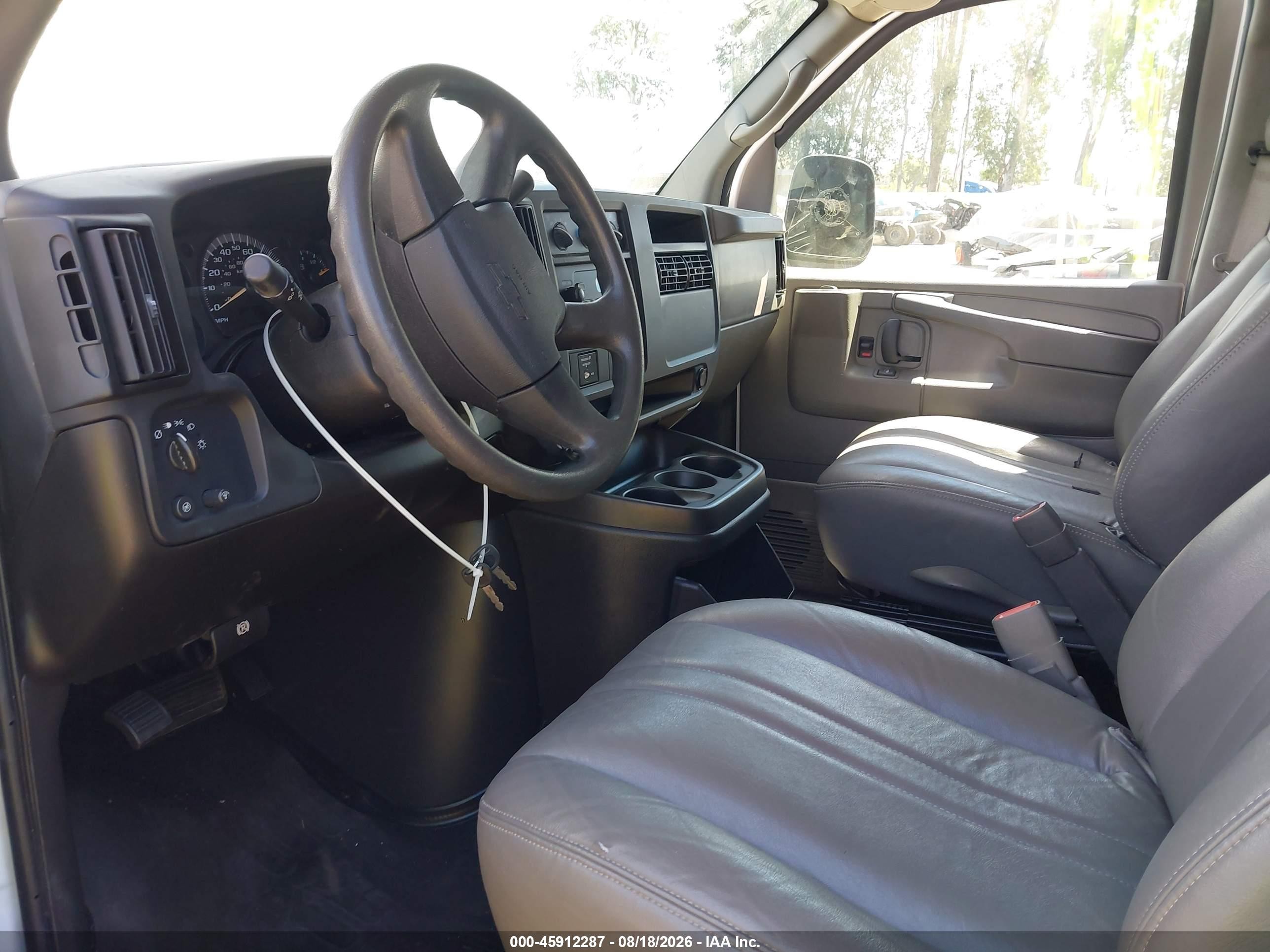 2007 Chevrolet Express Cargo Van Work Van White vin: 1GCHG35U971226540