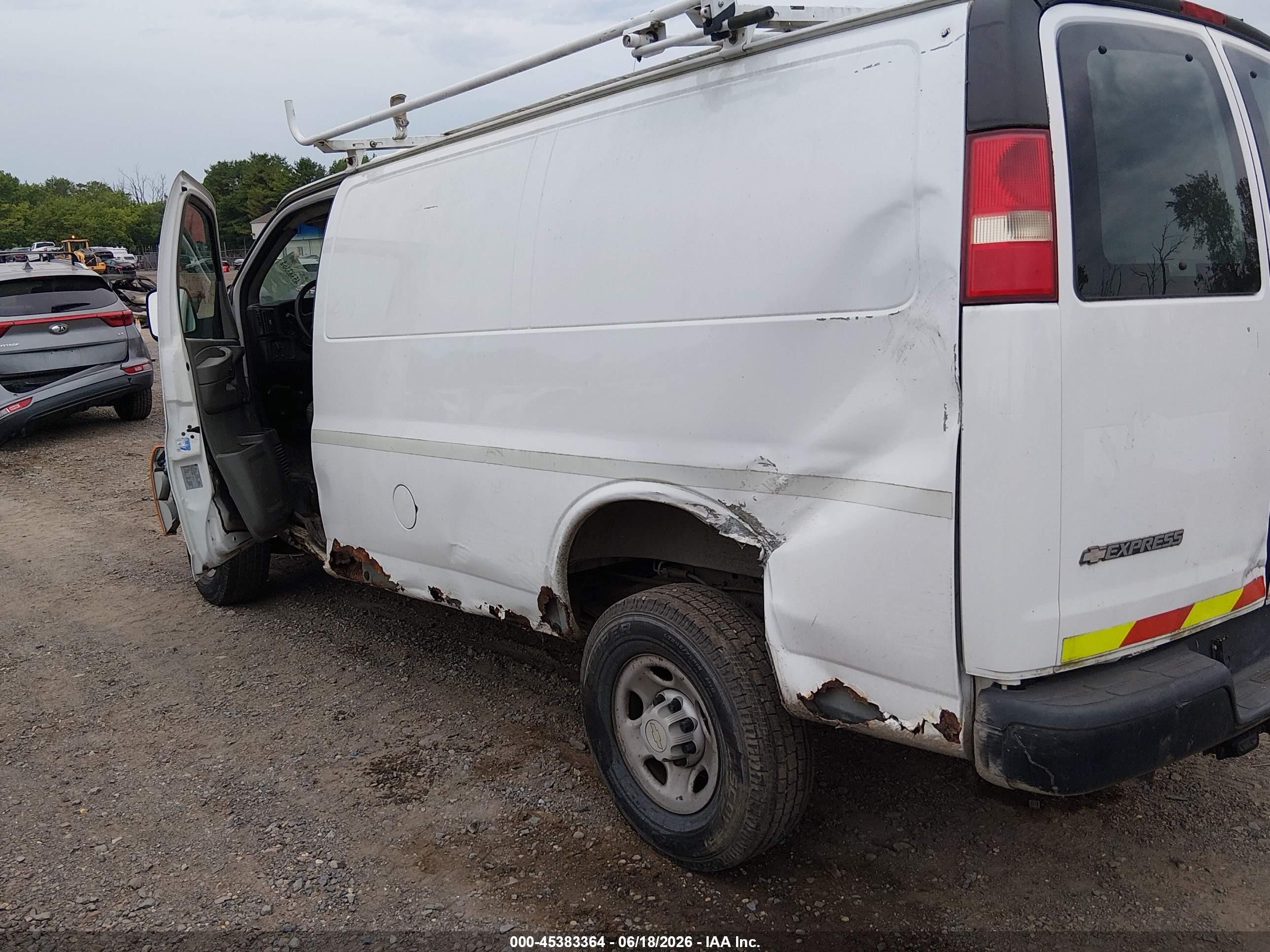 2007 Chevrolet Express Cargo Van Work Van White vin: 1GCHG35U971249638