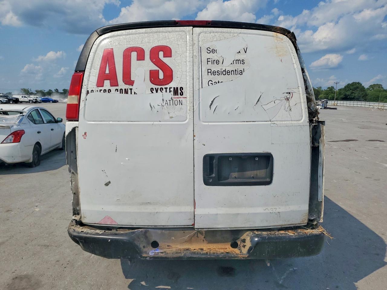 2005 Chevrolet Express G3500 White vin: 1GCHG35UX51231405