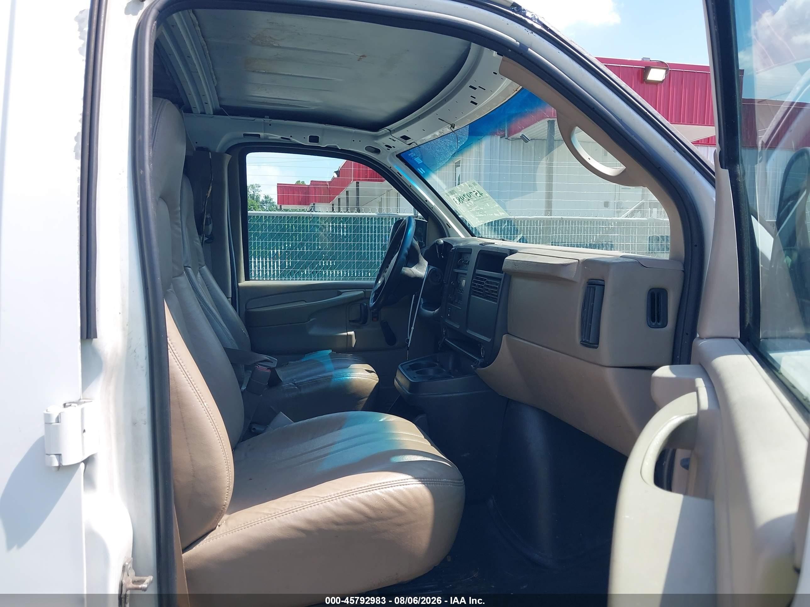 2005 Chevrolet Express   White vin: 1GCHG35V951206777