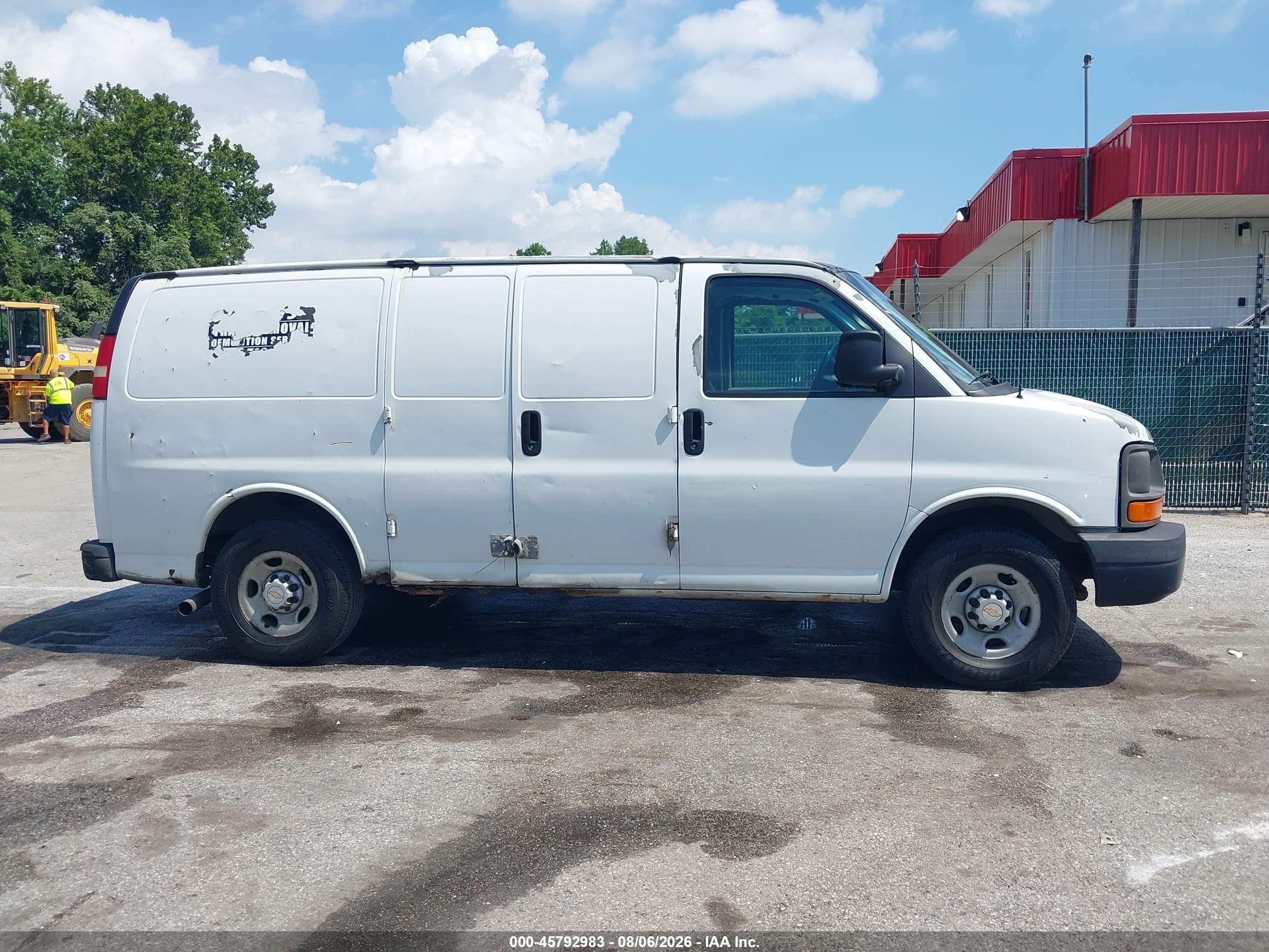 2005 Chevrolet Express   White vin: 1GCHG35V951206777