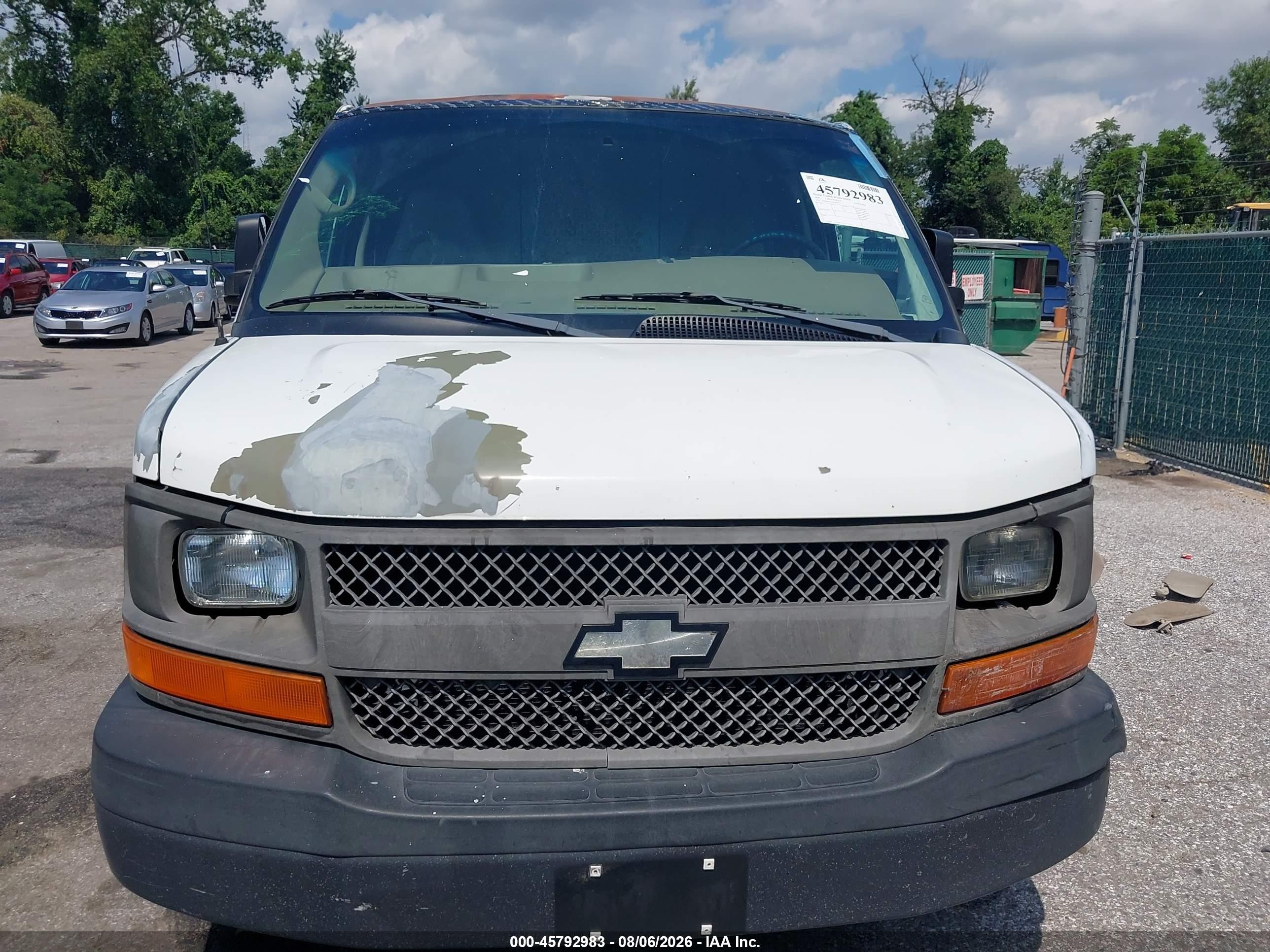 2005 Chevrolet Express   White vin: 1GCHG35V951206777
