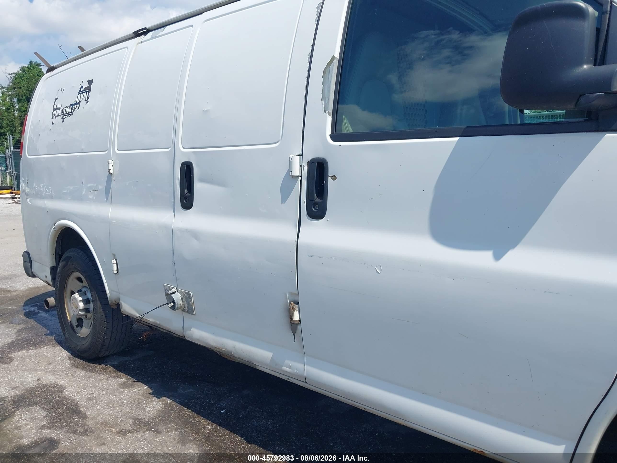 2005 Chevrolet Express   White vin: 1GCHG35V951206777