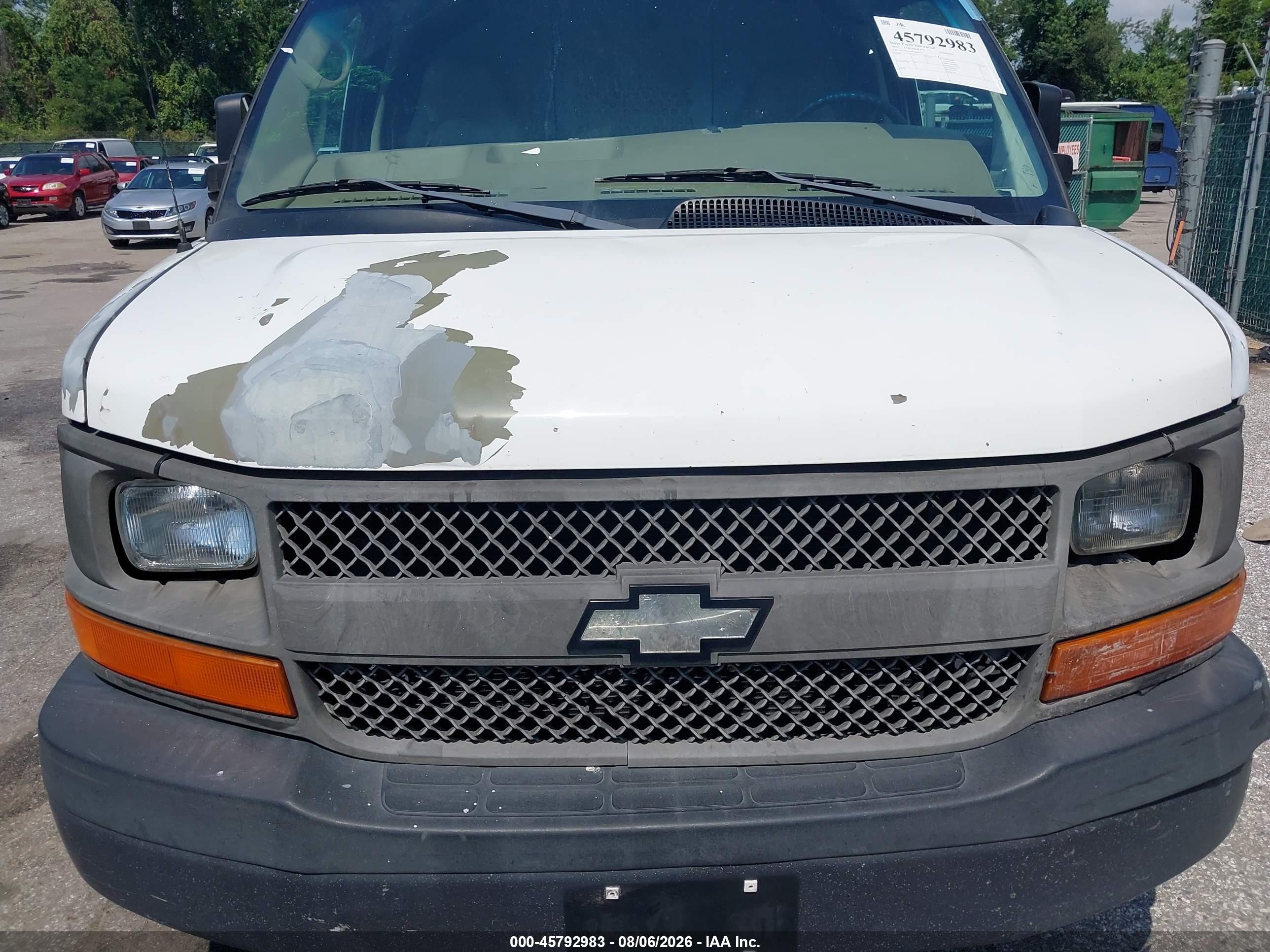 2005 Chevrolet Express   White vin: 1GCHG35V951206777