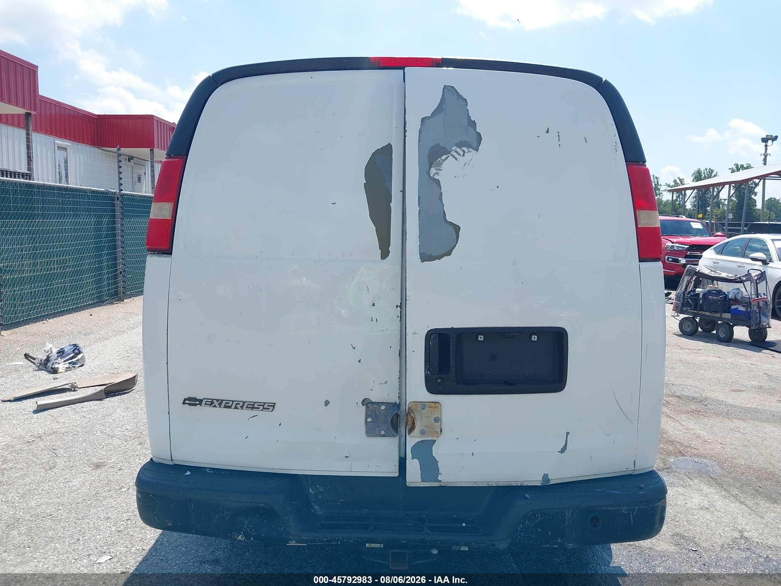 2005 Chevrolet Express   White vin: 1GCHG35V951206777