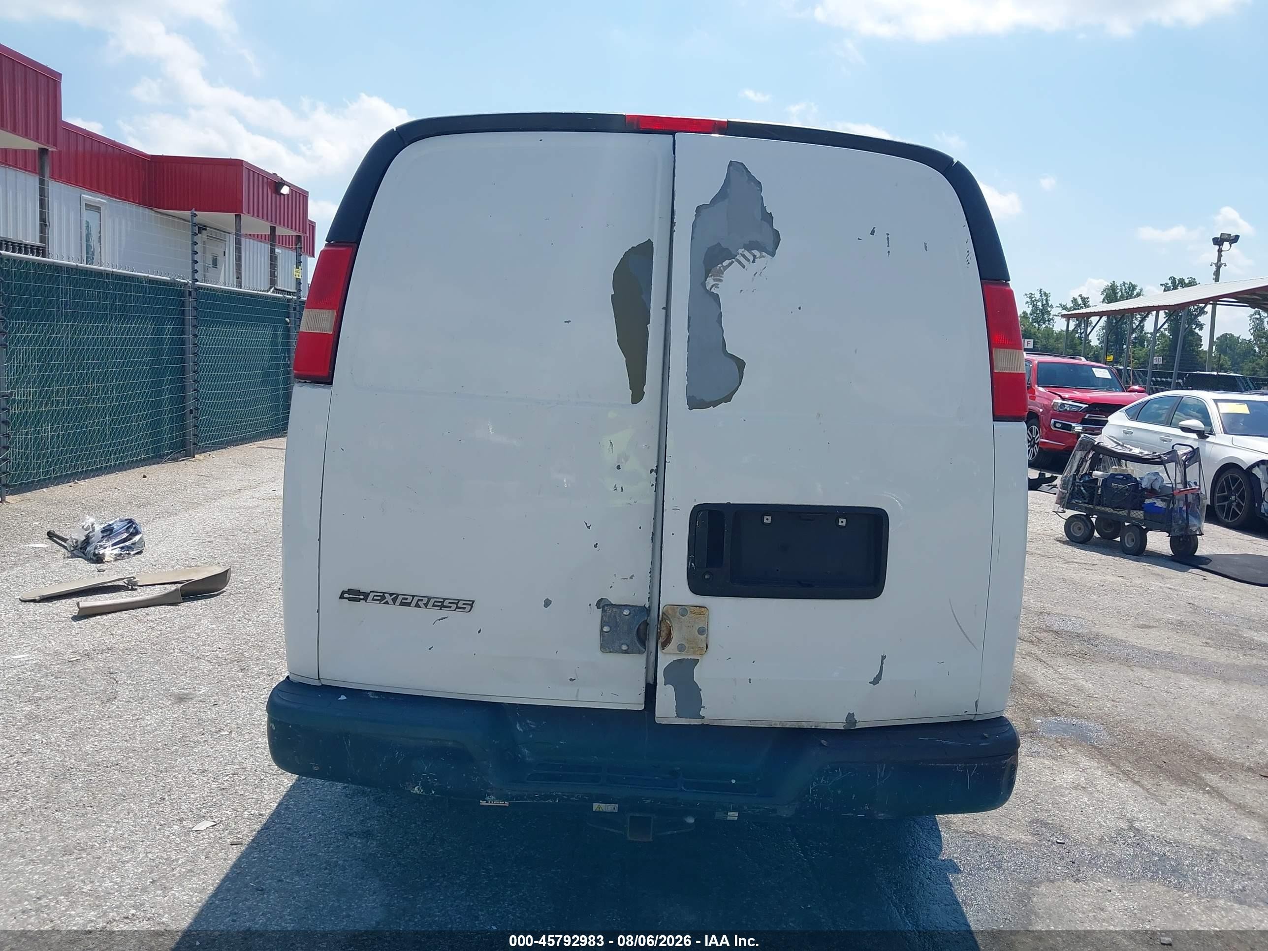2005 Chevrolet Express   White vin: 1GCHG35V951206777