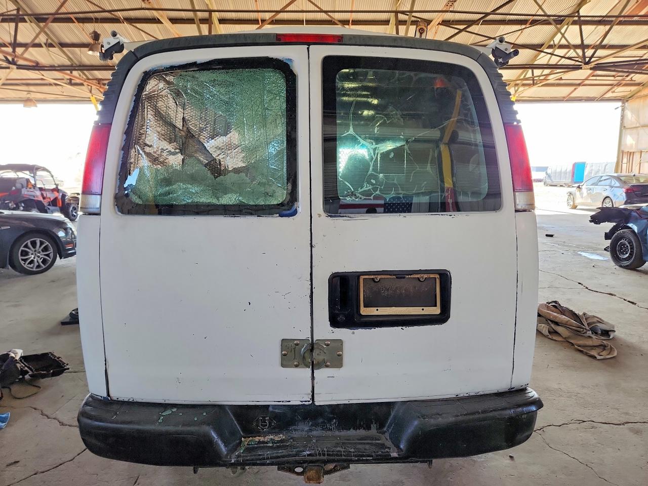 1999 Chevrolet Express G3500 White vin: 1GCHG39R0X1007343