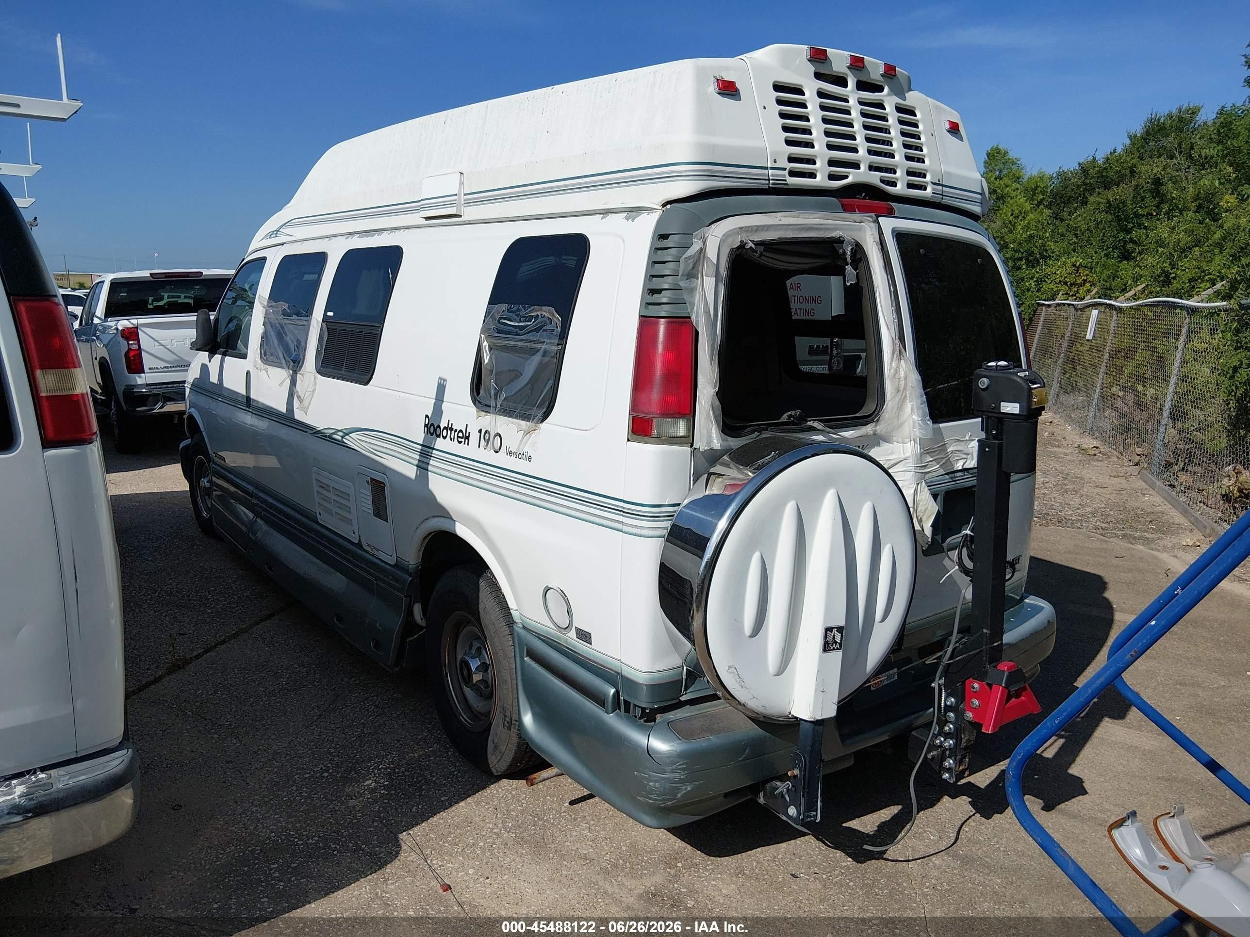 2002 Chevrolet Express Cargo Van   White vin: 1GCHG39R121233609