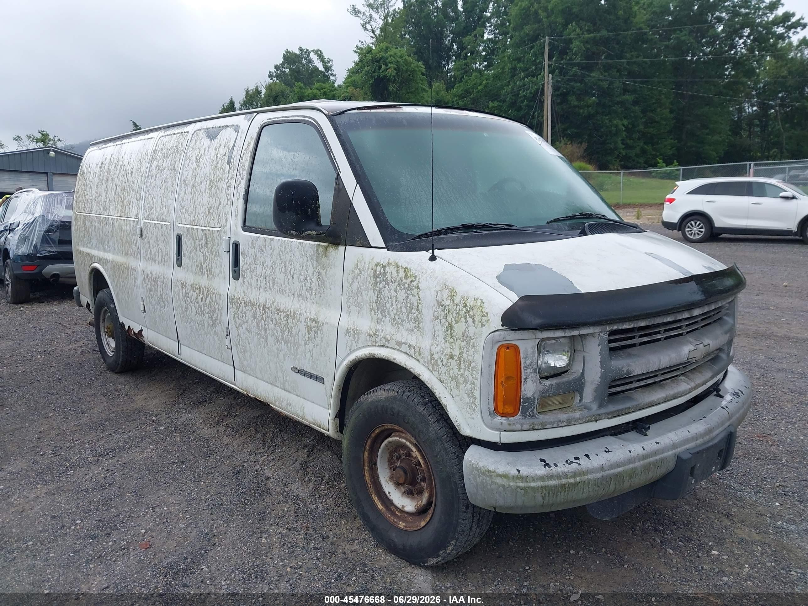 2002 Chevrolet Express Cargo Van   White vin: 1GCHG39R721239866