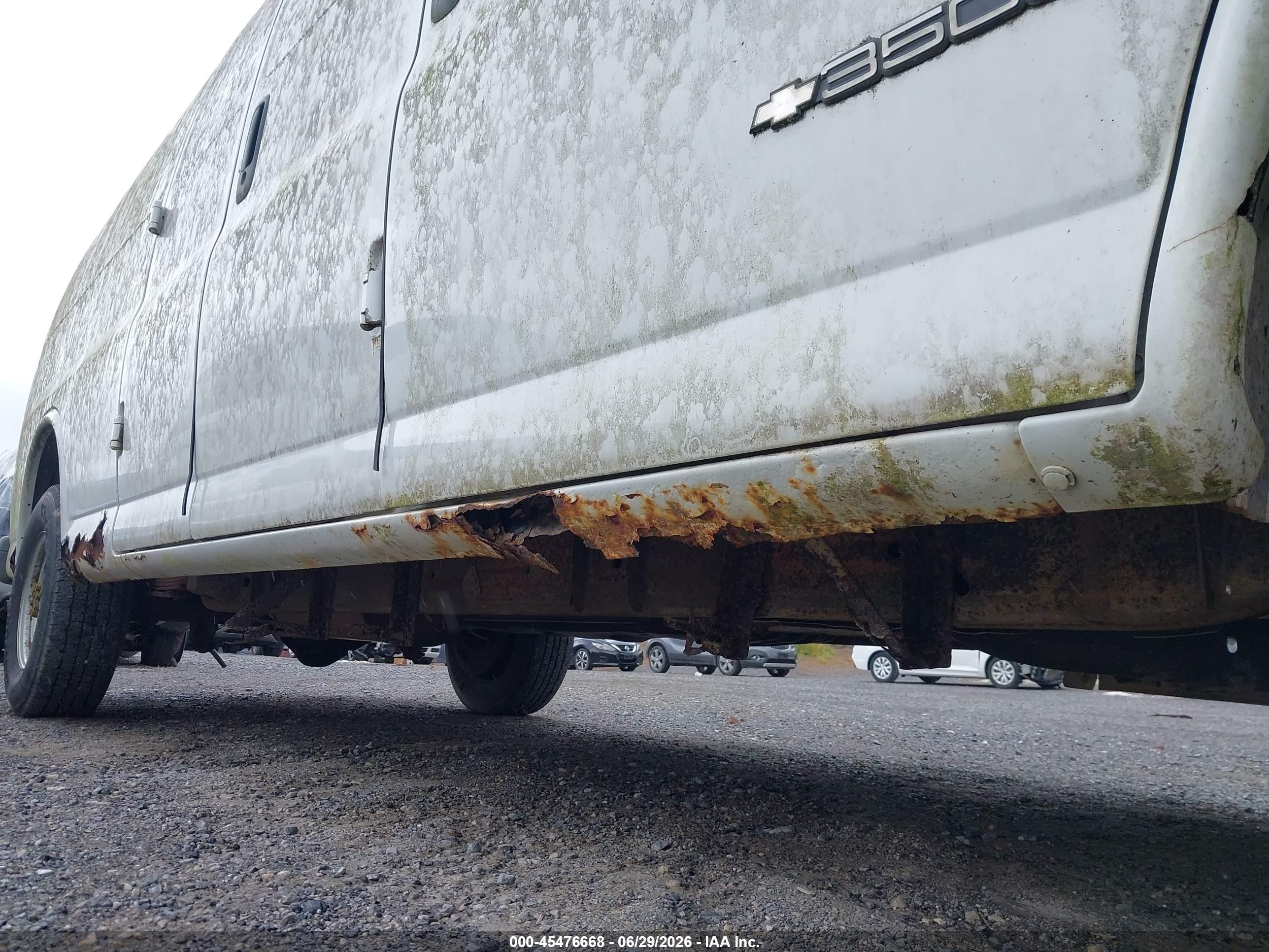 2002 Chevrolet Express Cargo Van   White vin: 1GCHG39R721239866