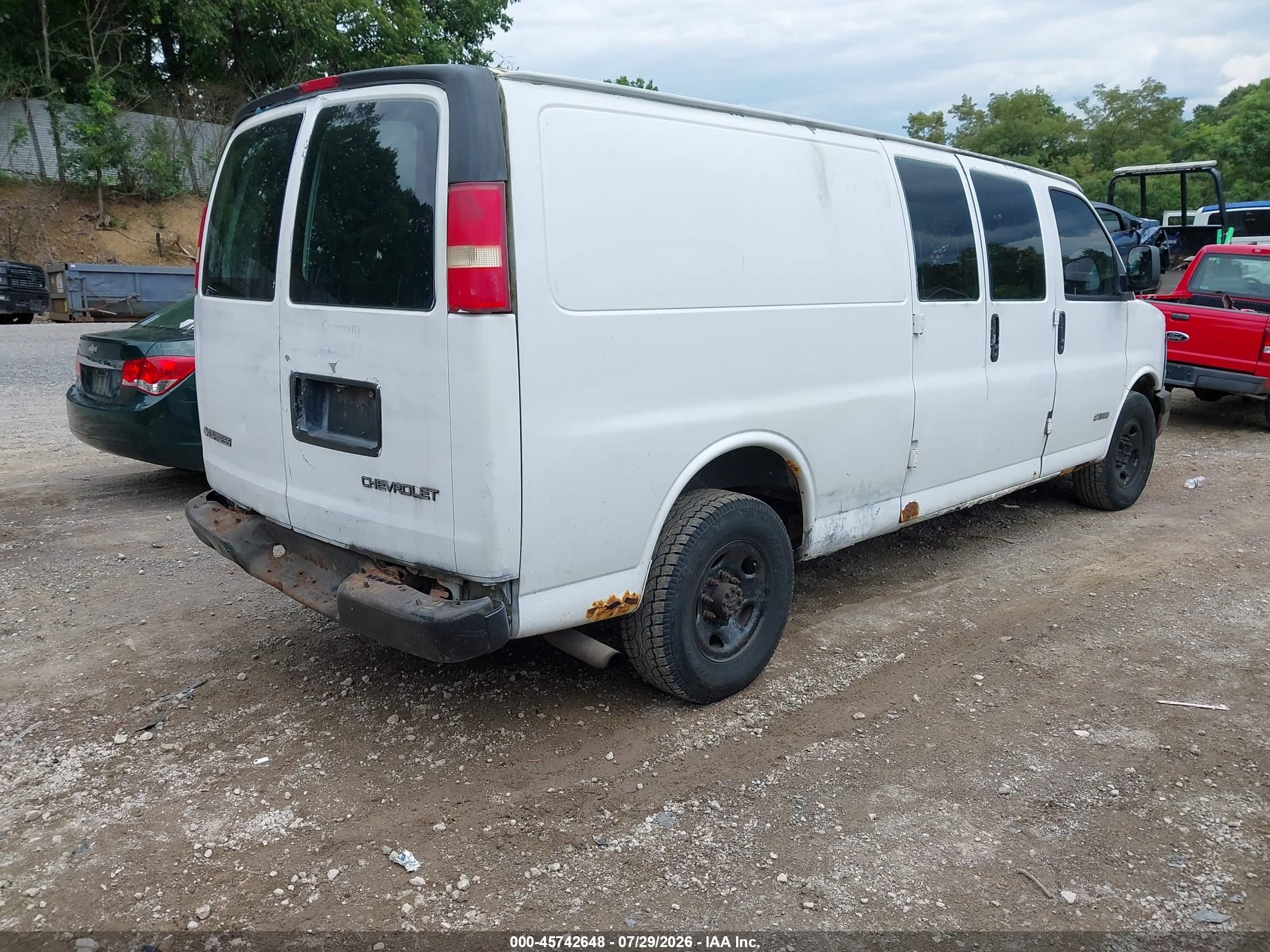 2003 Chevrolet Express Cargo Van   White vin: 1GCHG39U031125889