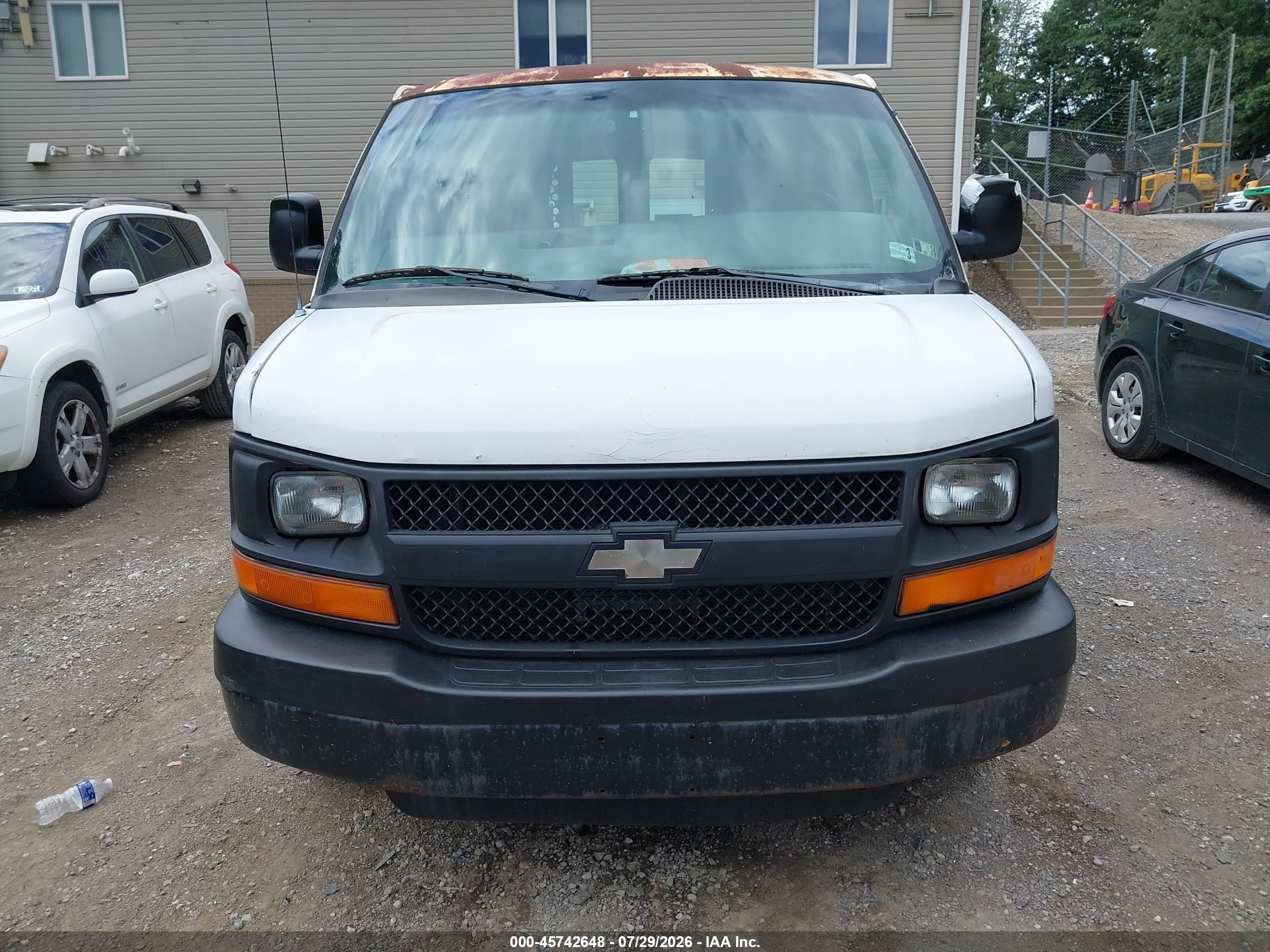 2003 Chevrolet Express Cargo Van   White vin: 1GCHG39U031125889