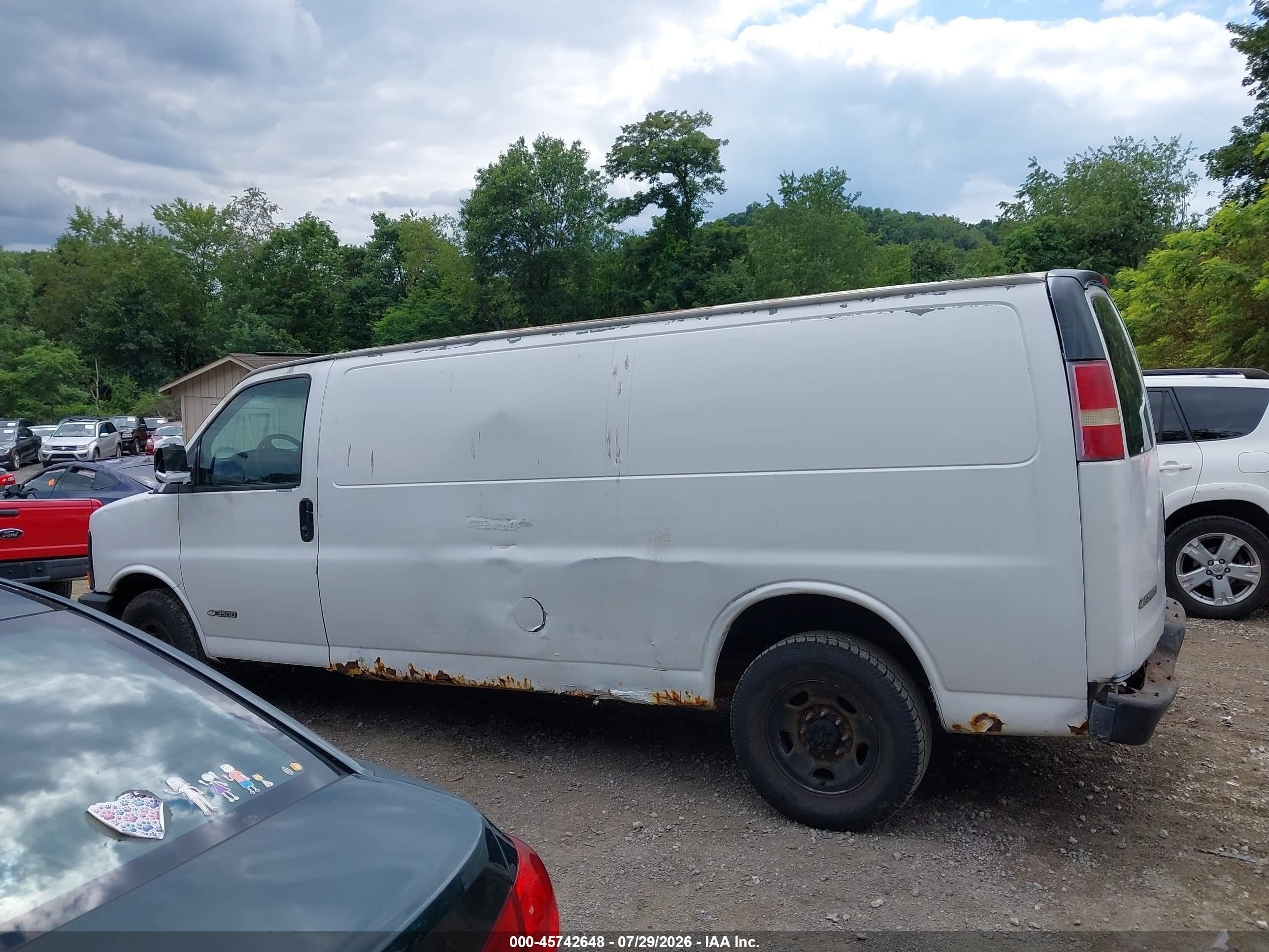 2003 Chevrolet Express Cargo Van   White vin: 1GCHG39U031125889